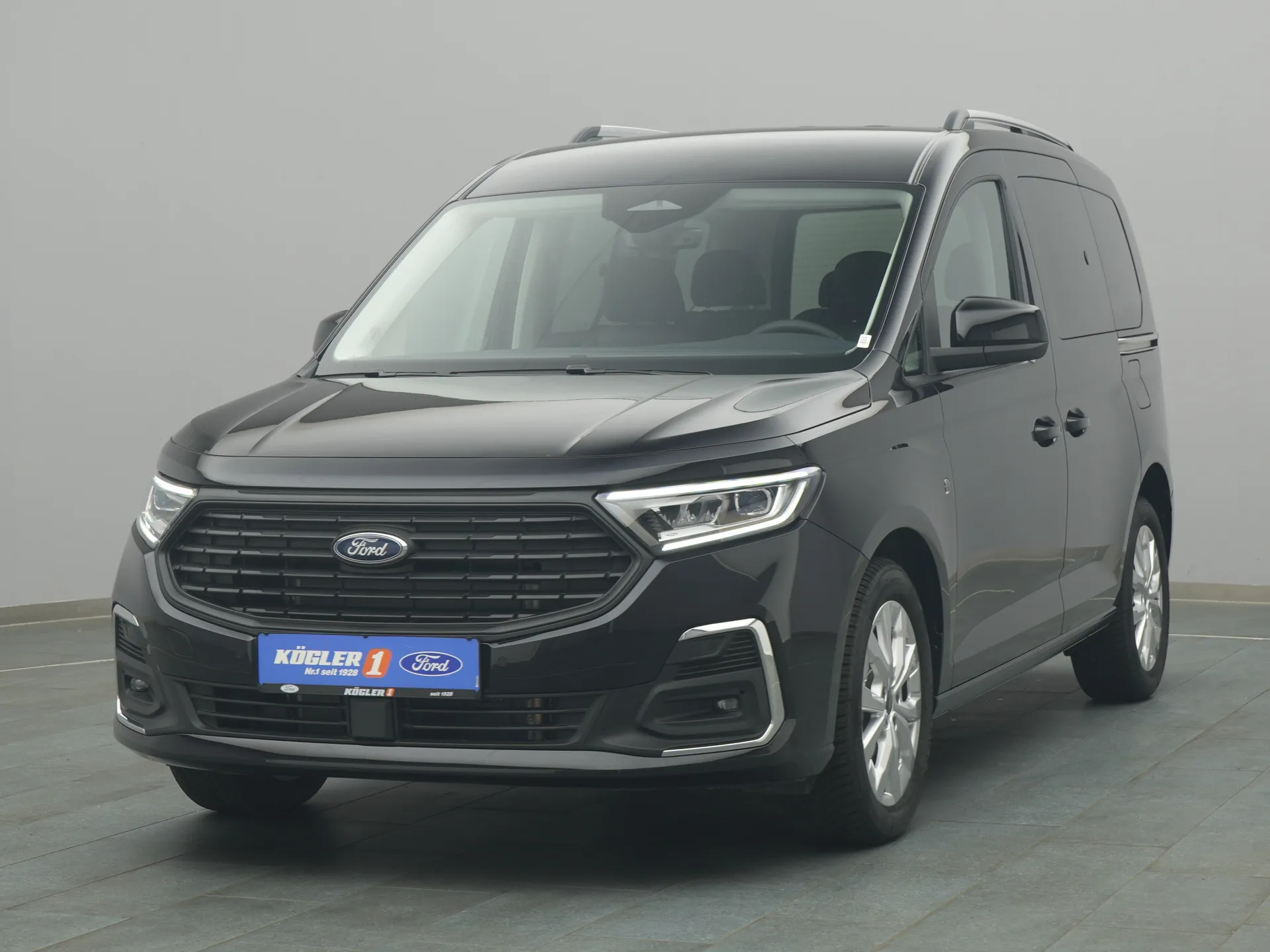 Ford Tourneo Connect Titanium in schwarz