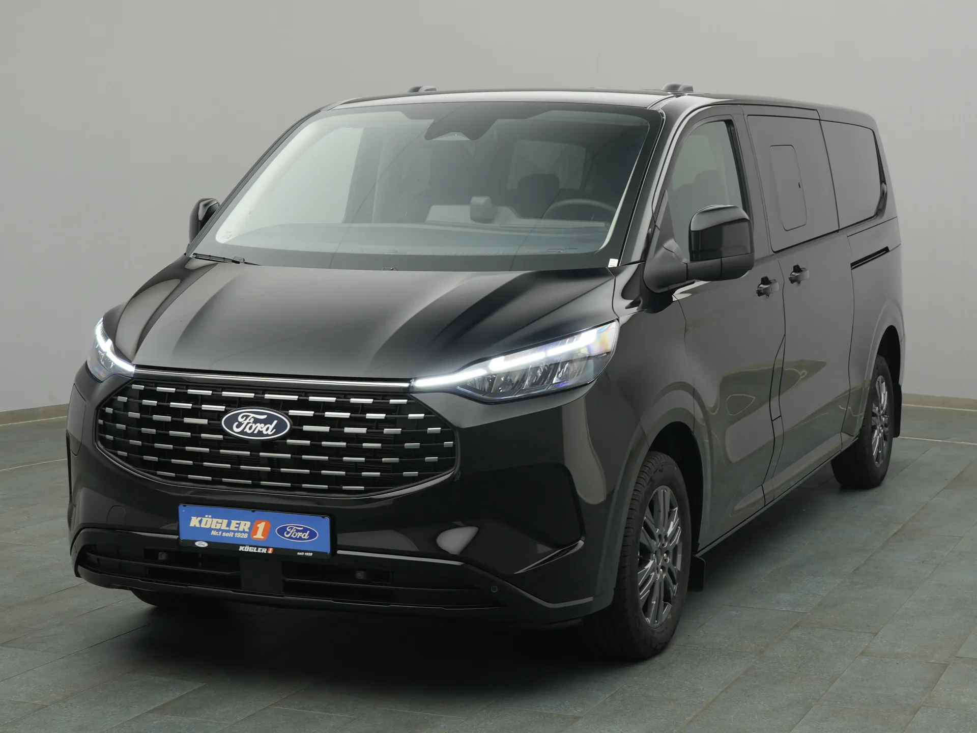 Ford Tourneo Custom in schwarz