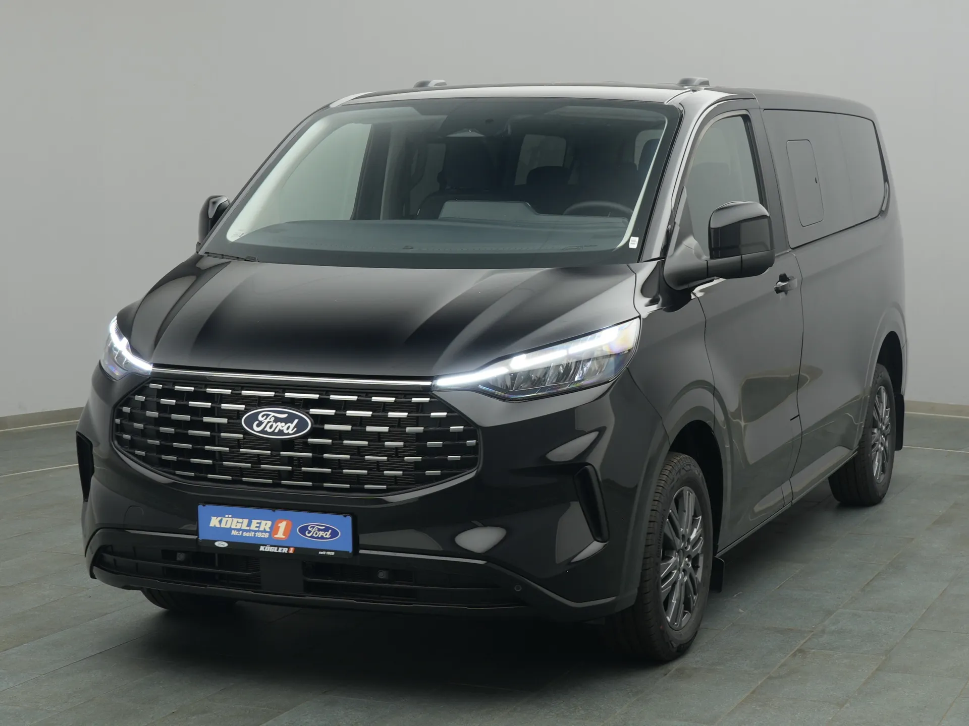Ford Tourneo Custom Titanium in schwarz