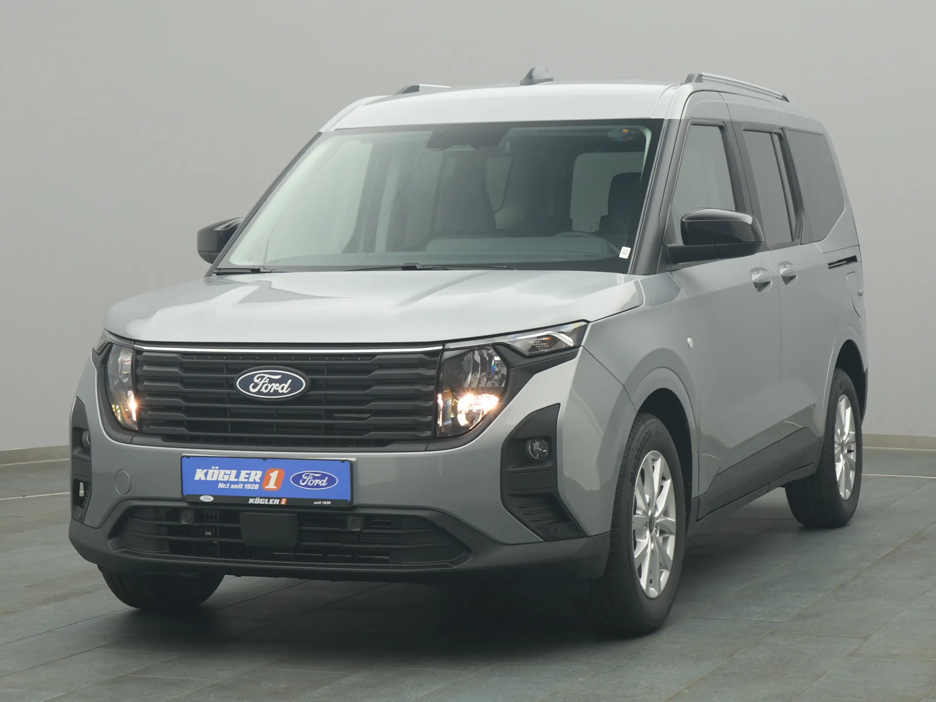 Ford Tourneo Courier Titanium in silber