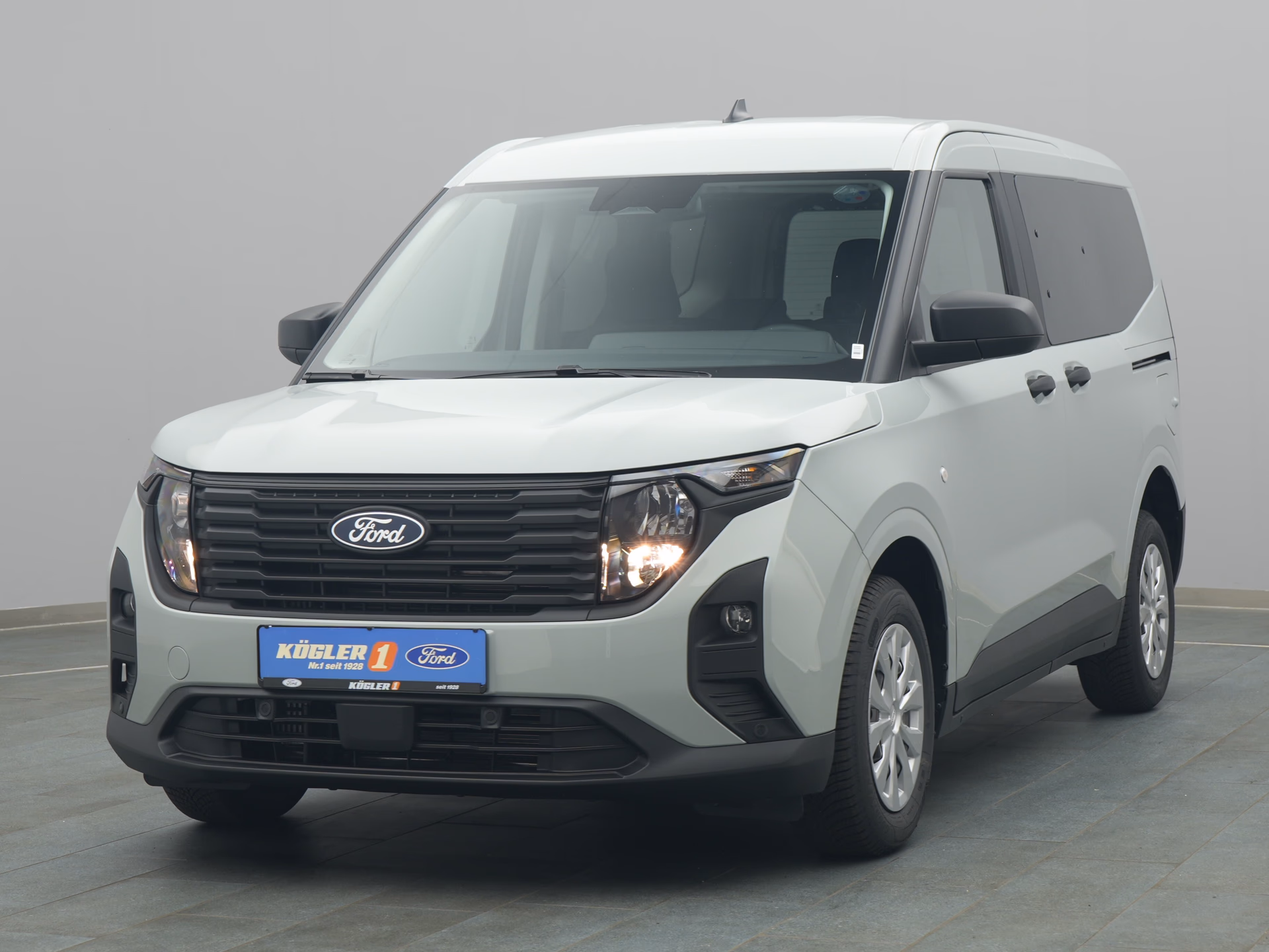 Ford Tourneo Courier Trend in grau