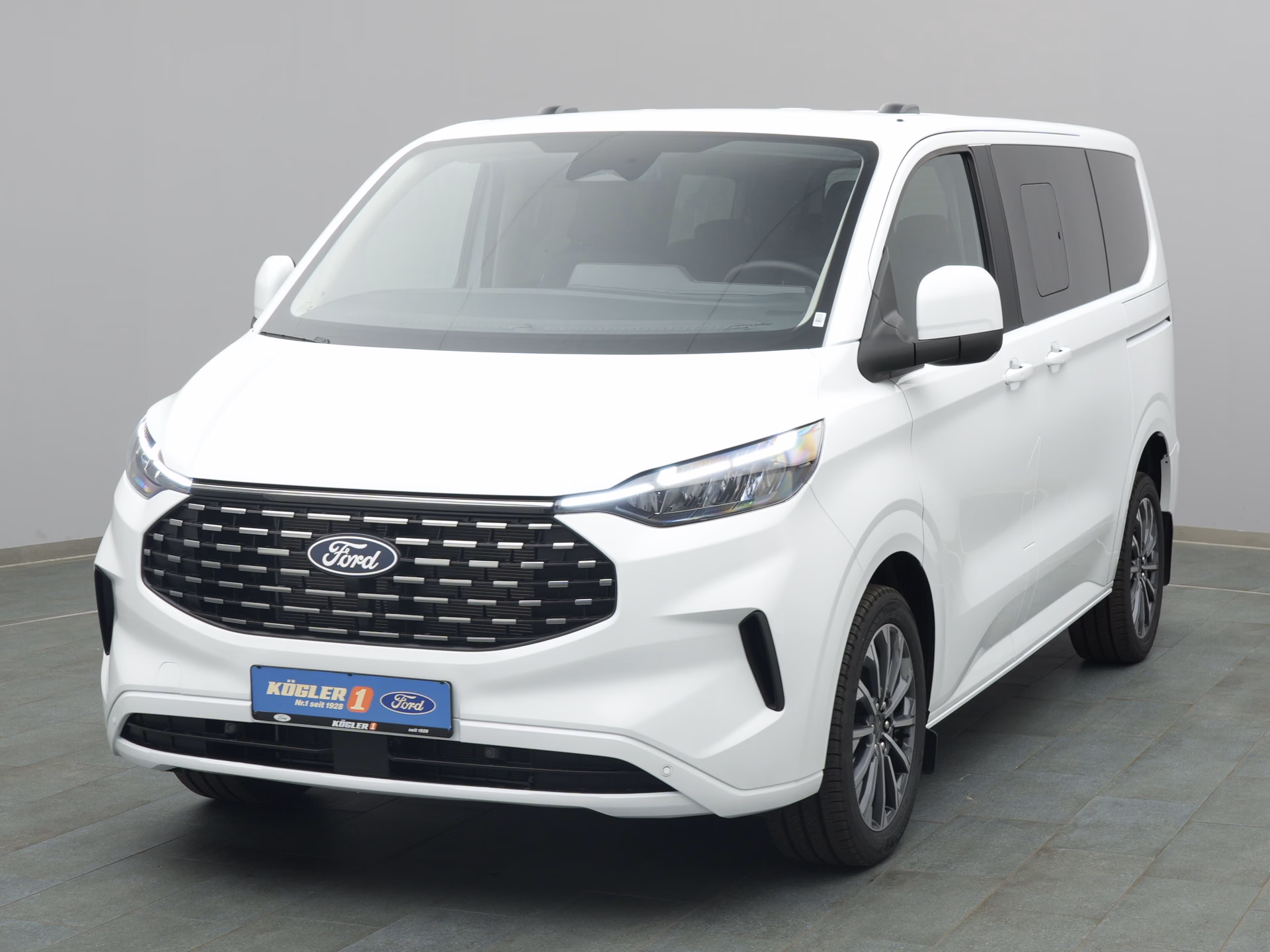 Ford Tourneo Custom Titanium in weiss