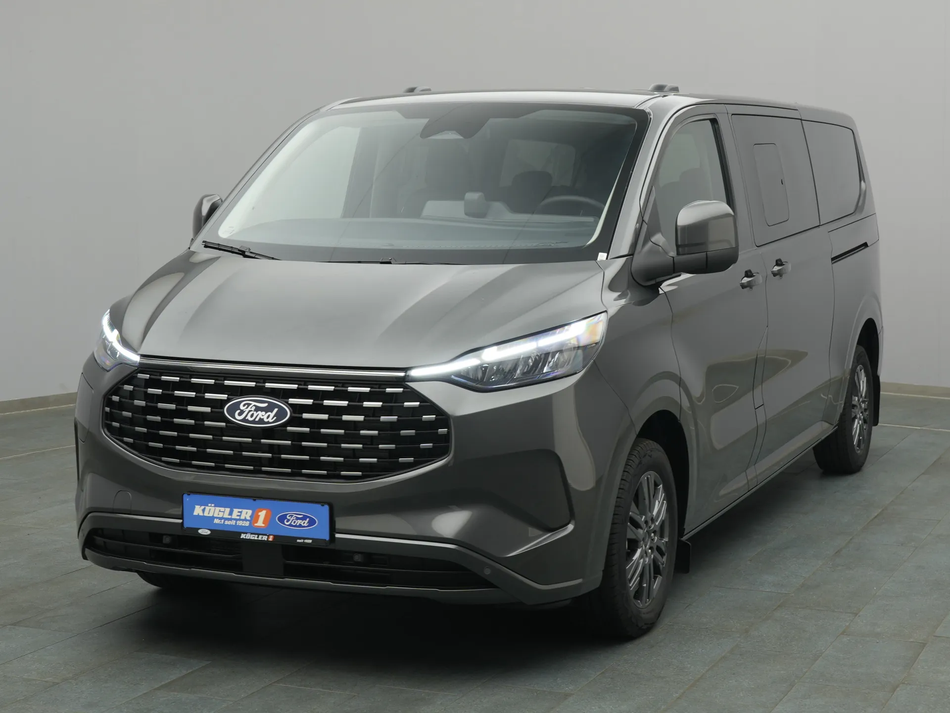 Ford Tourneo Custom in grau