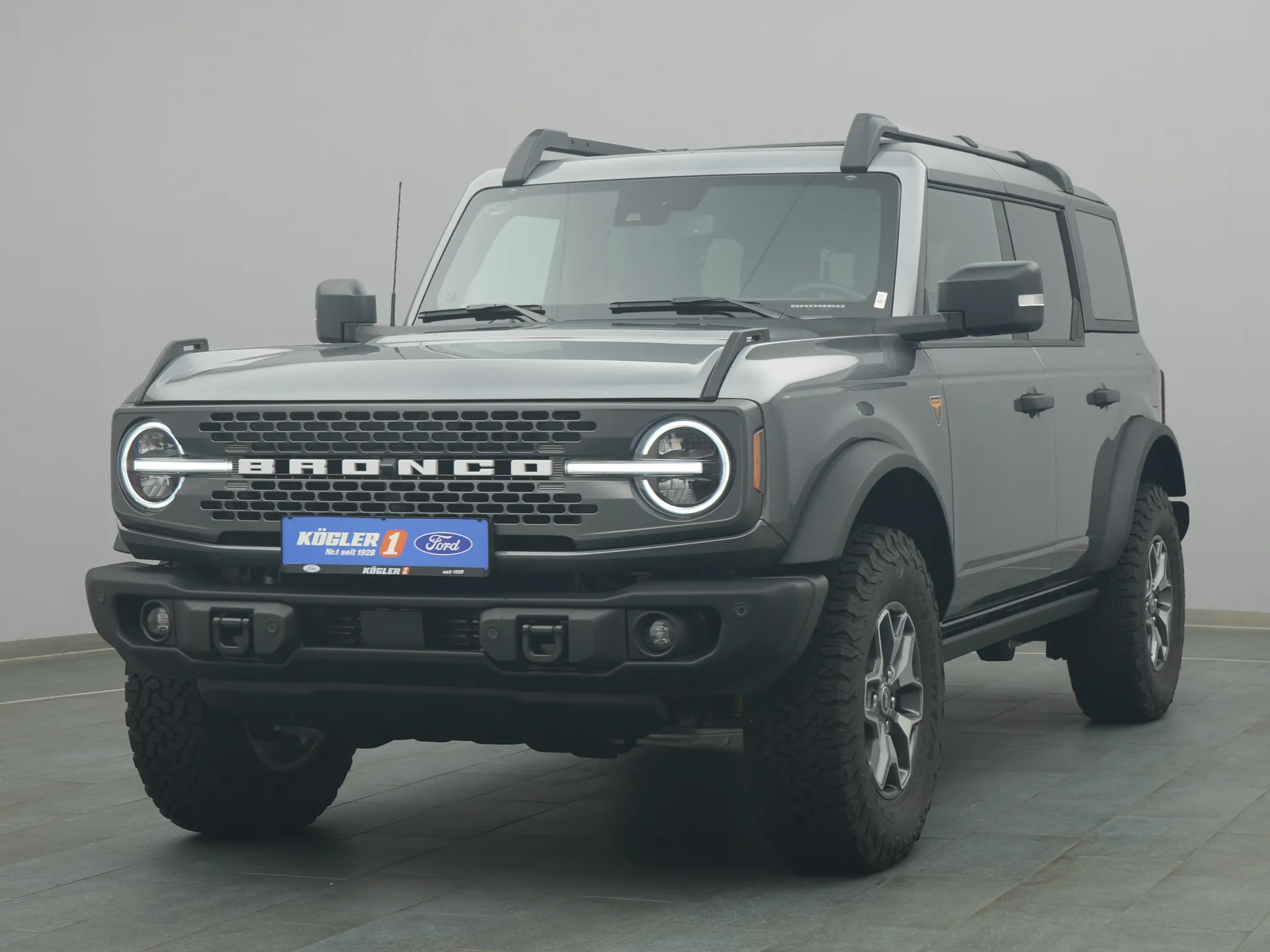 Ford Bronco in grau