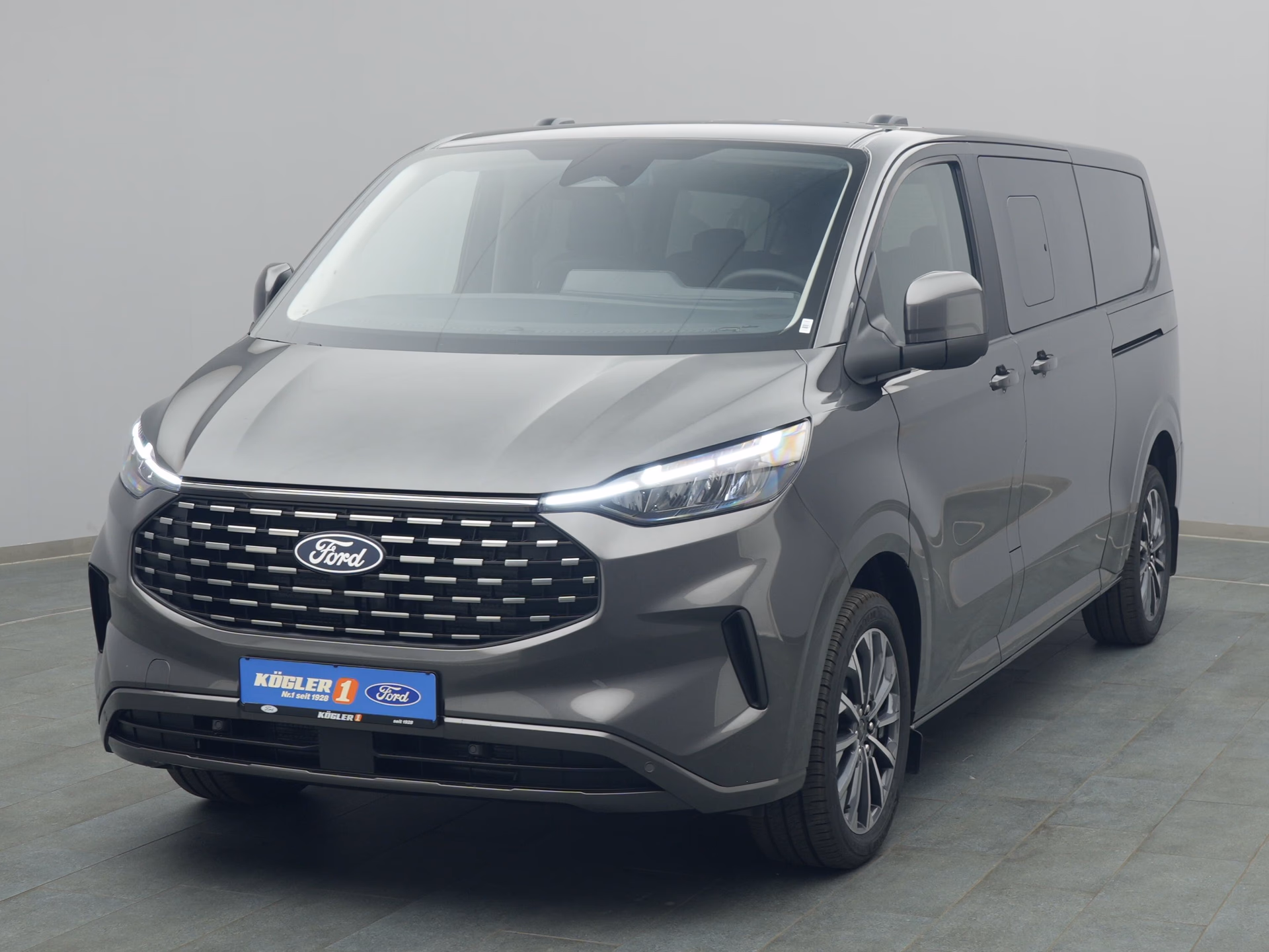 Ford Tourneo Custom Titanium in grau