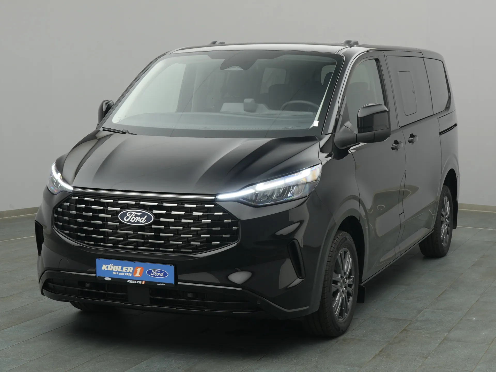 Ford Tourneo Custom in schwarz