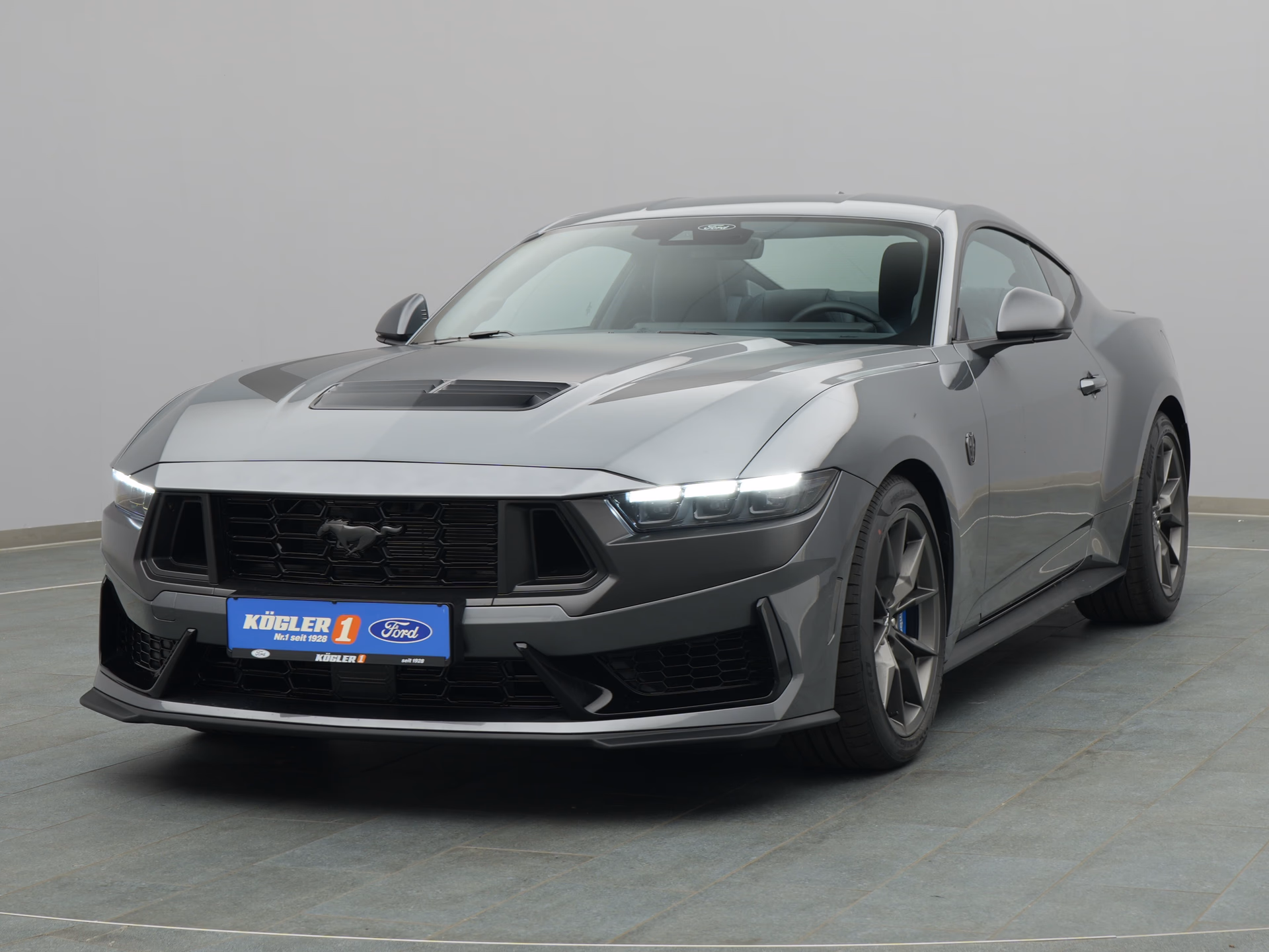 Ford Mustang Dark Horse in grau