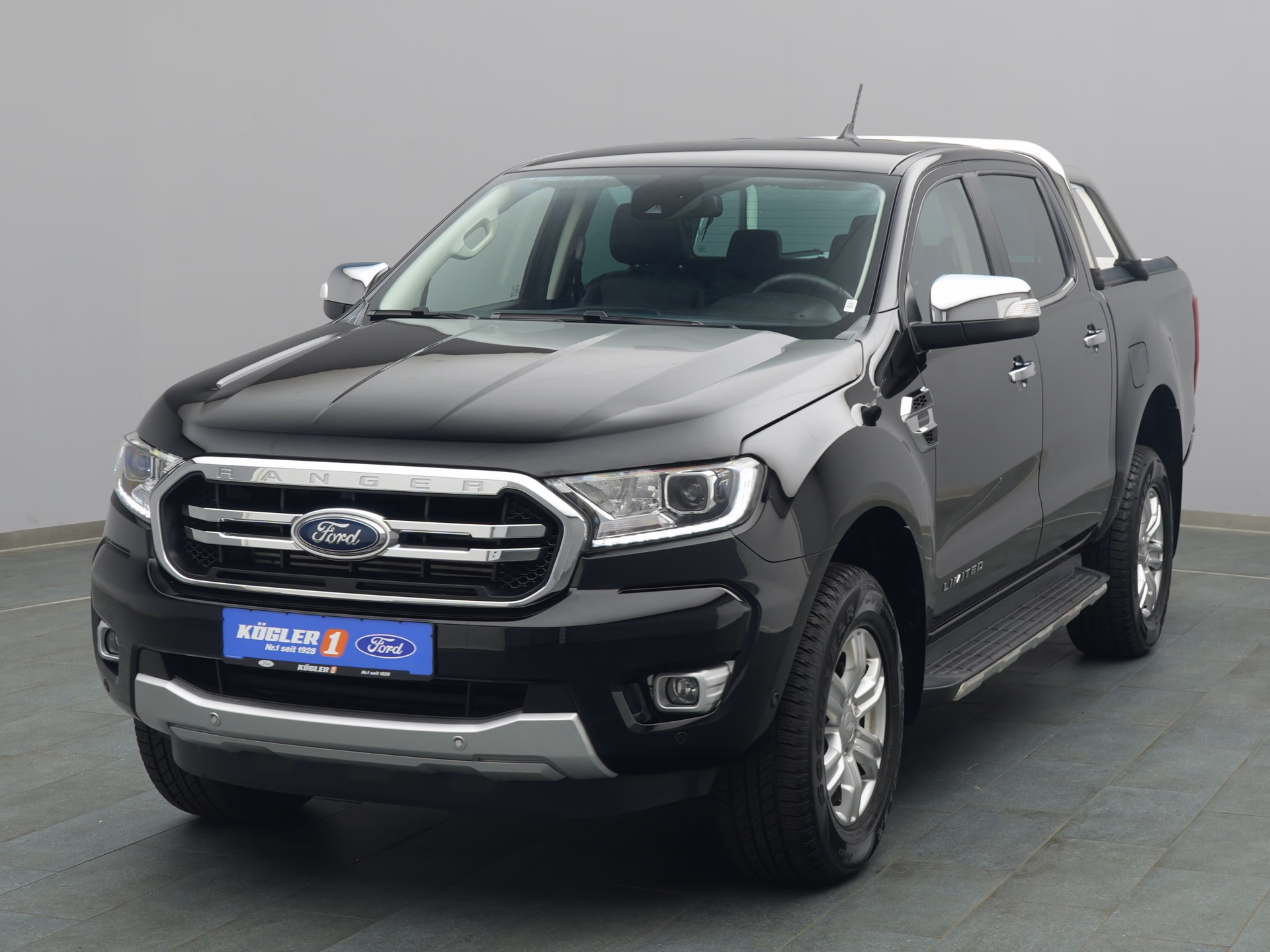Ford Ranger DoKa Limited in schwarz