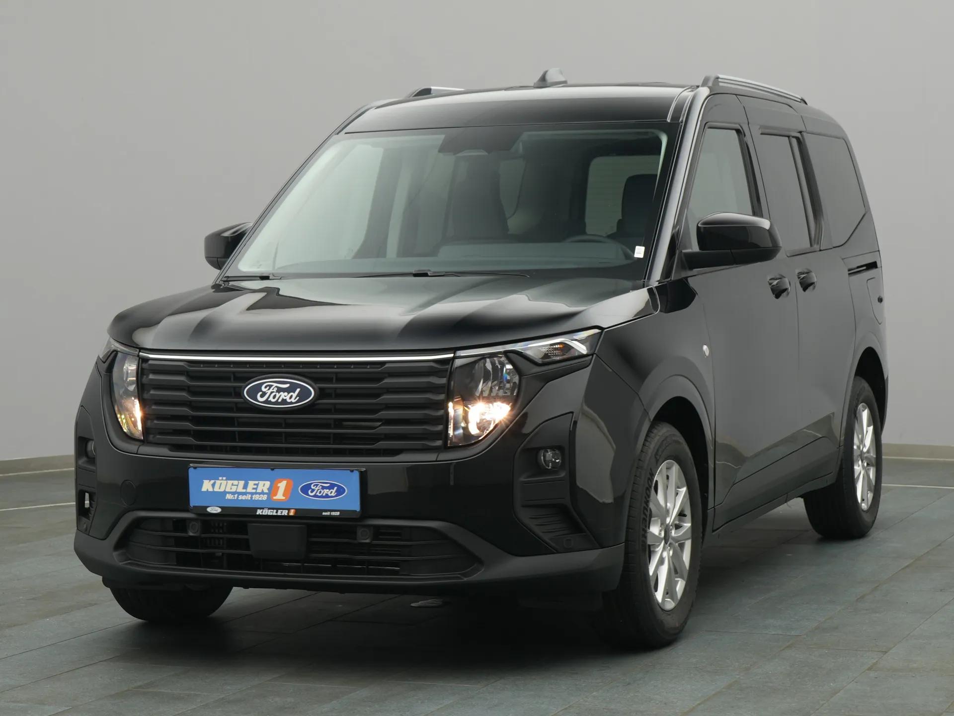 Ford Tourneo Courier Titanium in schwarz