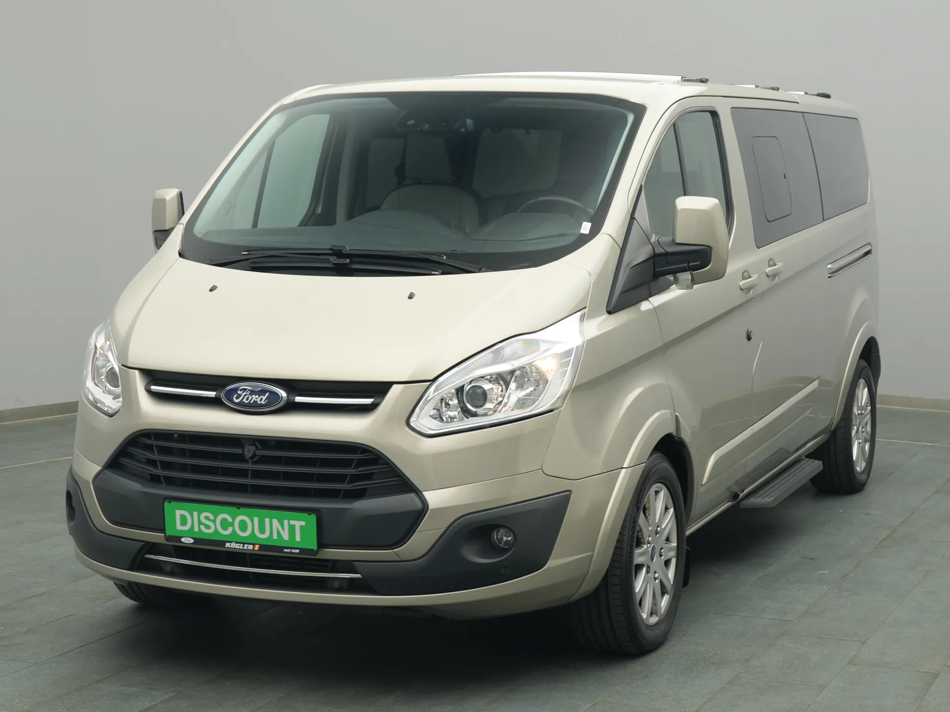 Ford Tourneo Custom Titanium in grau