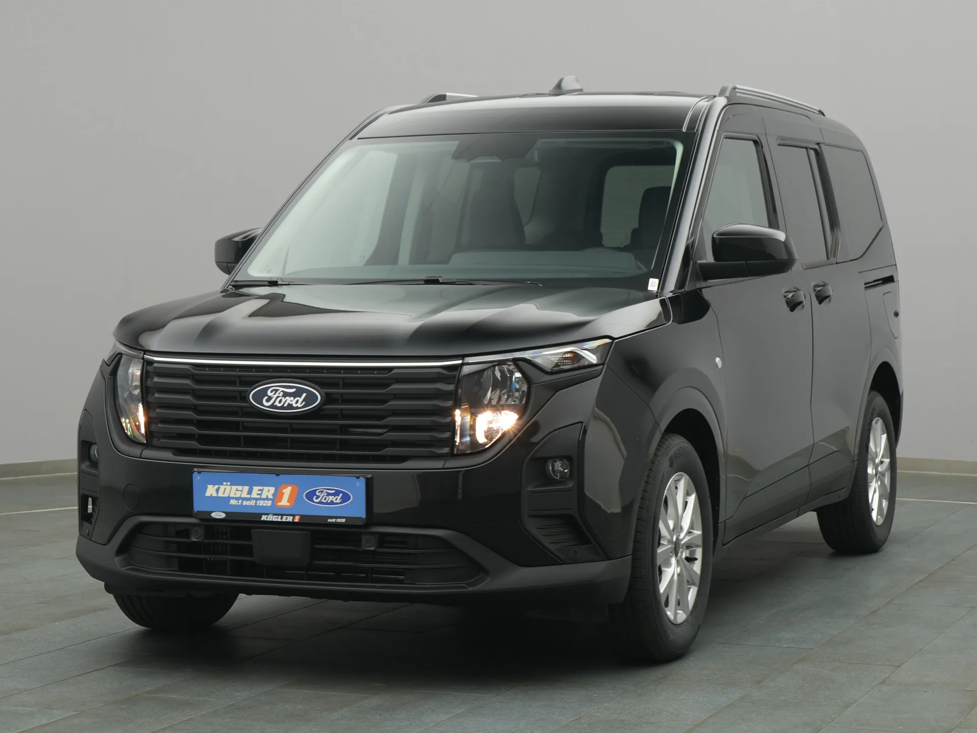 Ford Tourneo Courier Titanium in schwarz