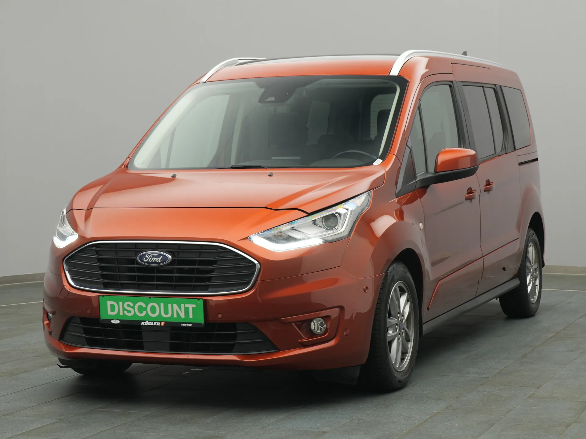 Ford Grand Tourneo in orange