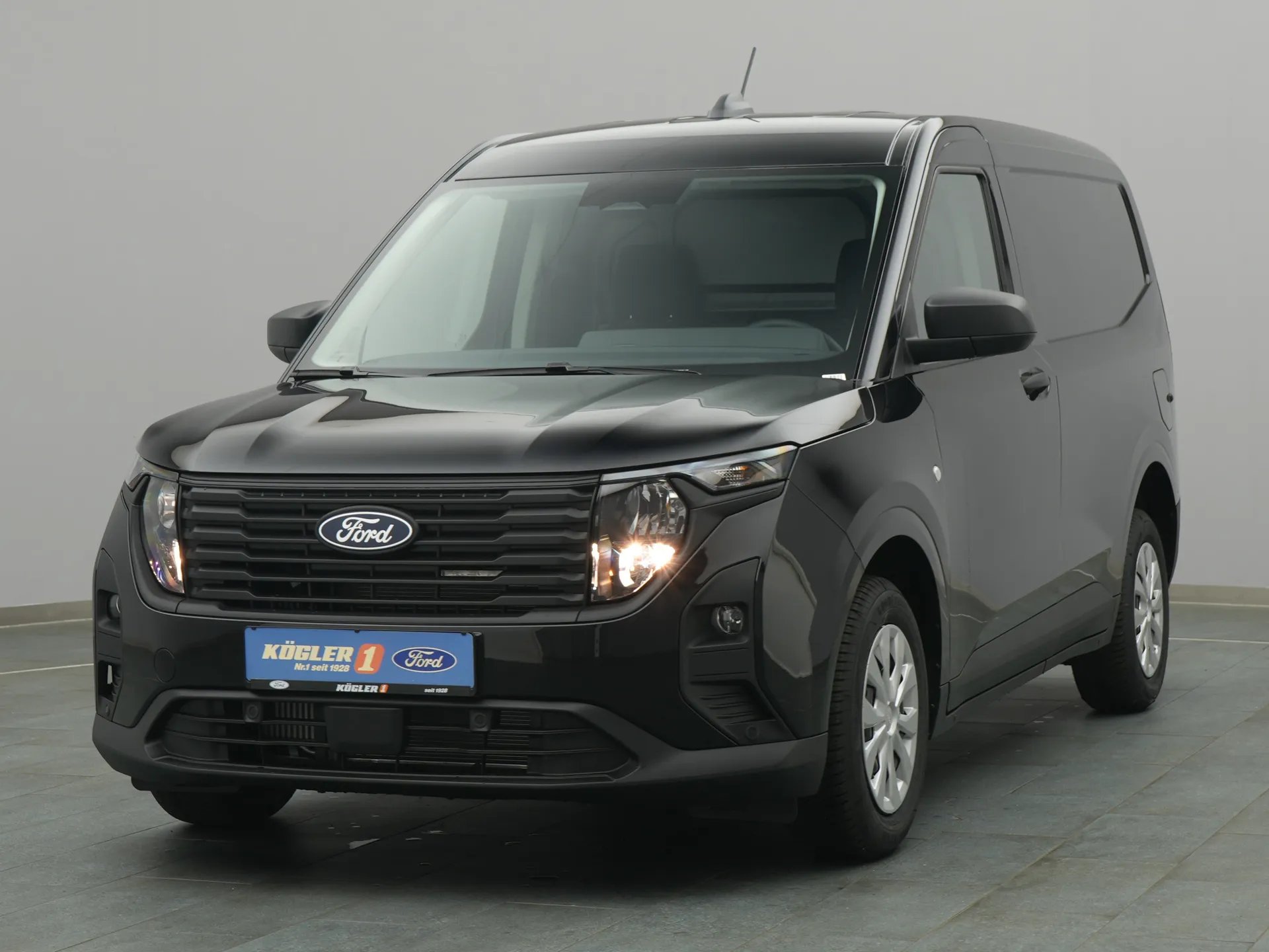 Ford Transit Courier Kasten in schwarz
