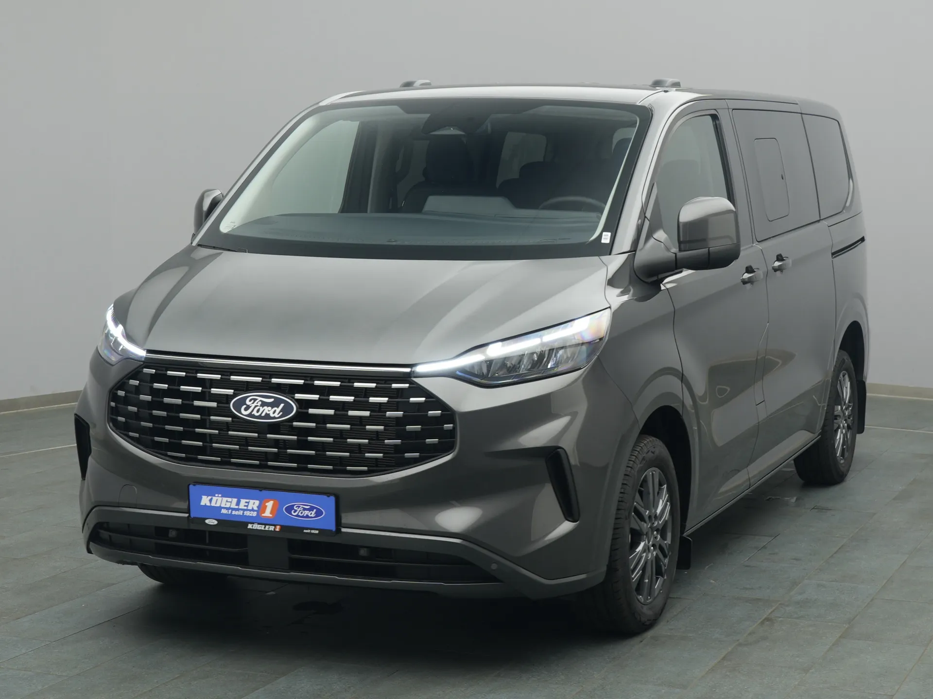 Ford Tourneo Custom Titanium in grau