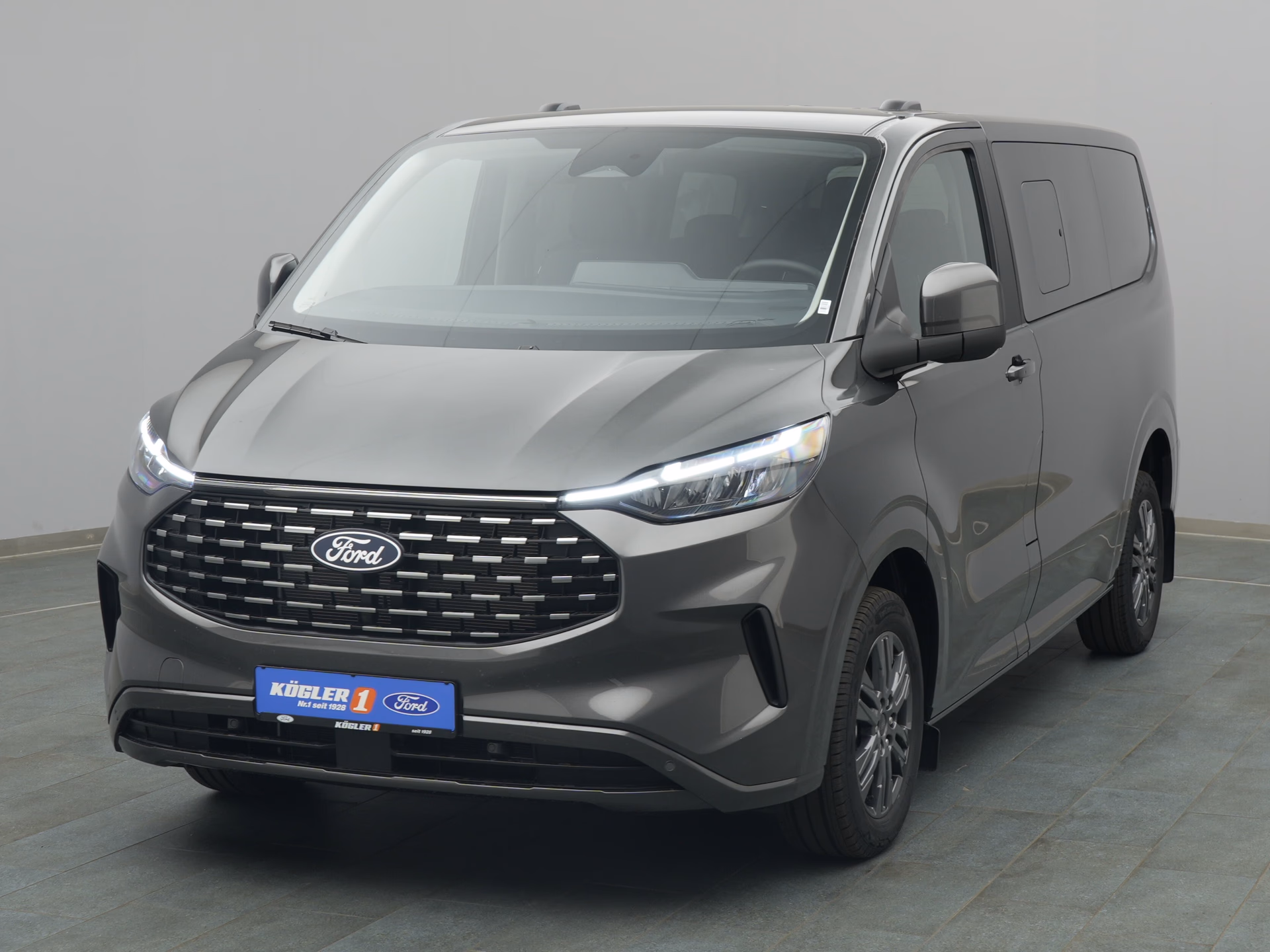Ford Tourneo Custom Titanium in grau
