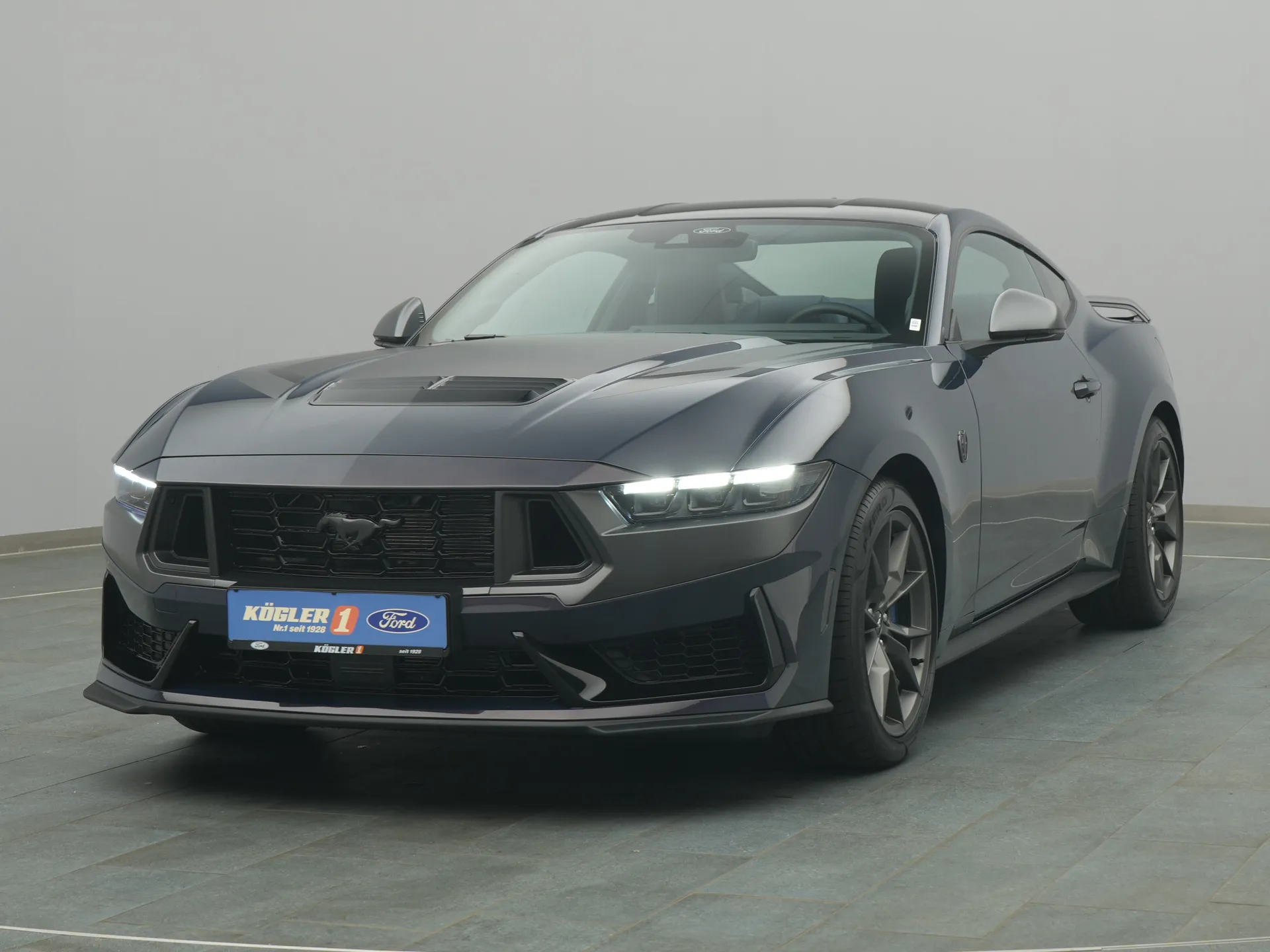 Ford Mustang Dark Horse in blau