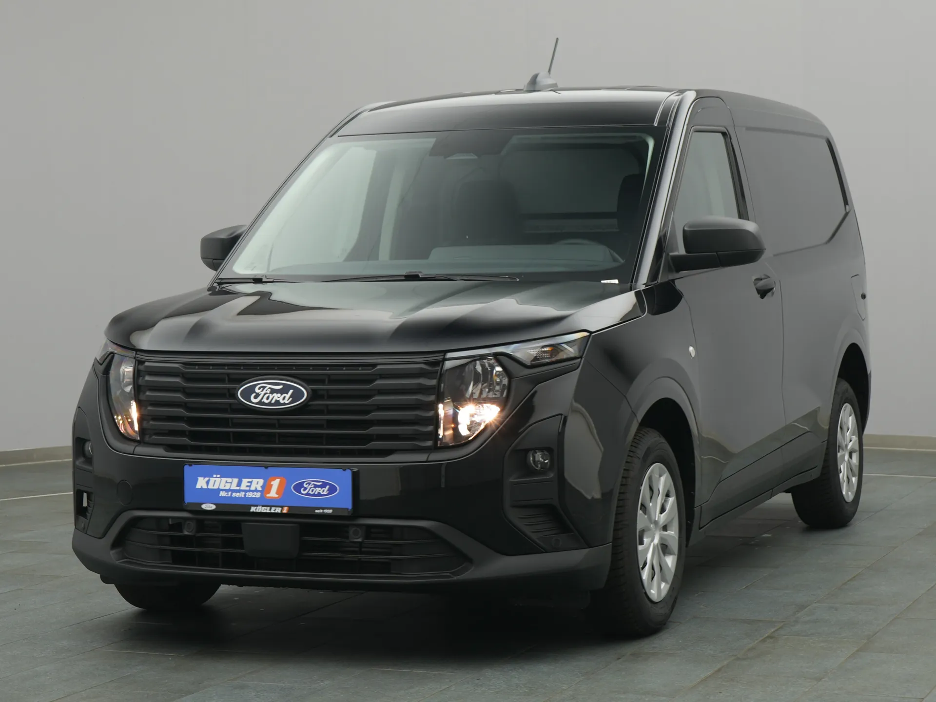 Ford Transit Courier Kasten in schwarz