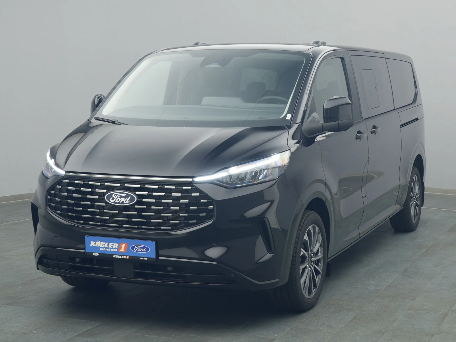 Ford Tourneo Custom Titanium in schwarz