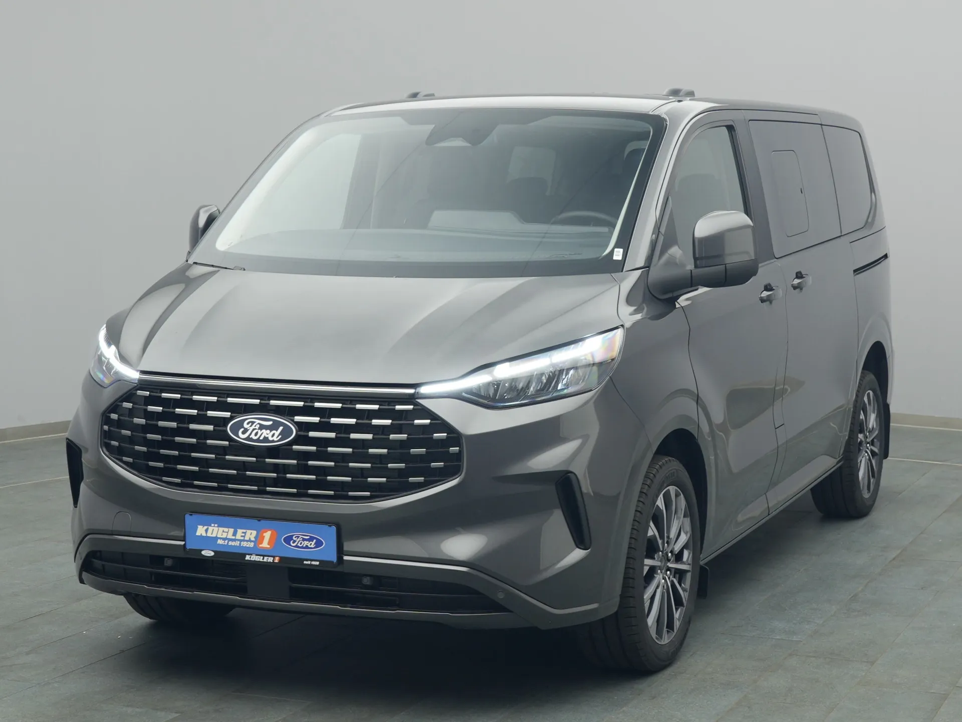 Ford Tourneo Custom Titanium in grau