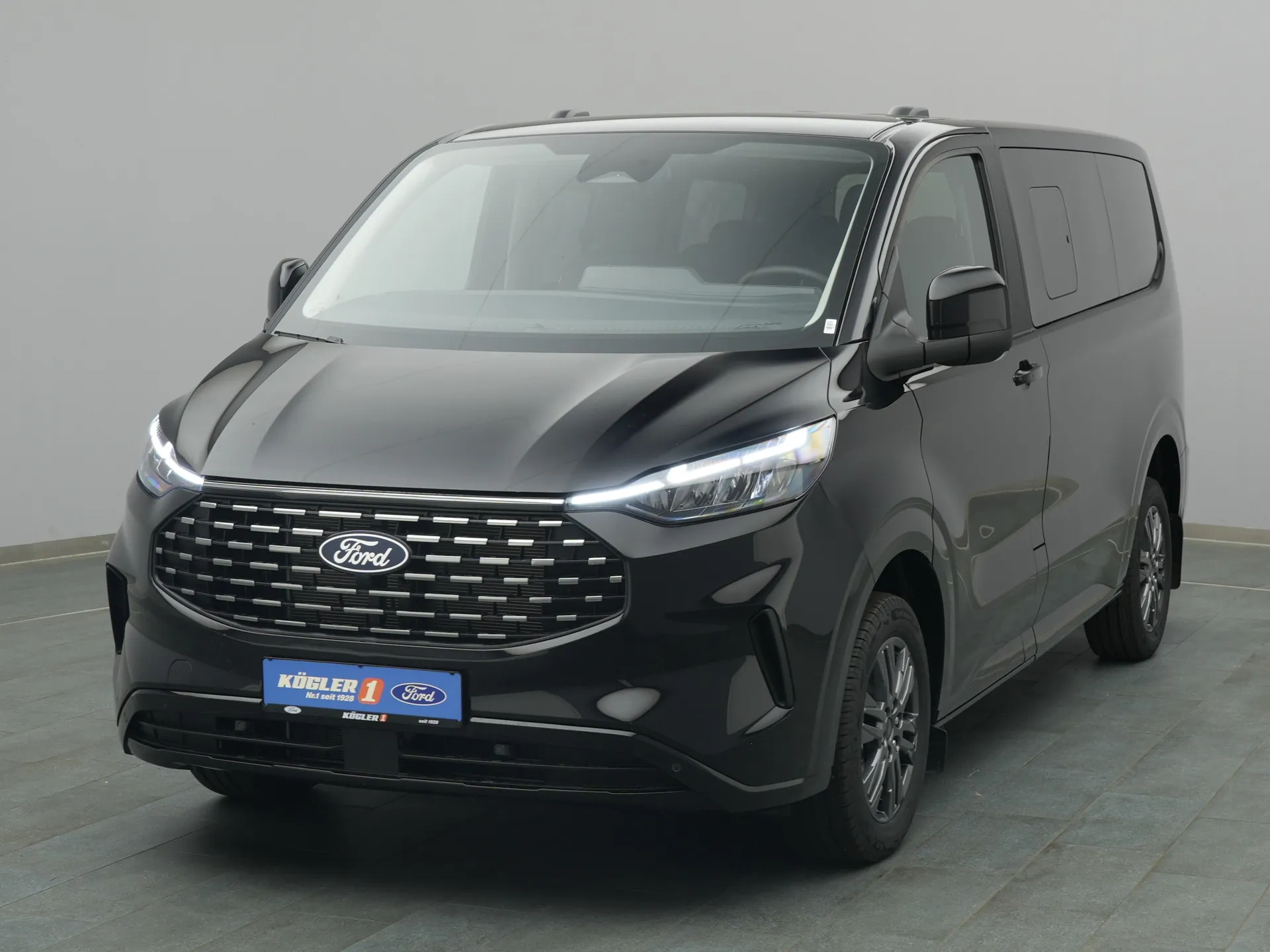 Ford Tourneo Custom Titanium in schwarz