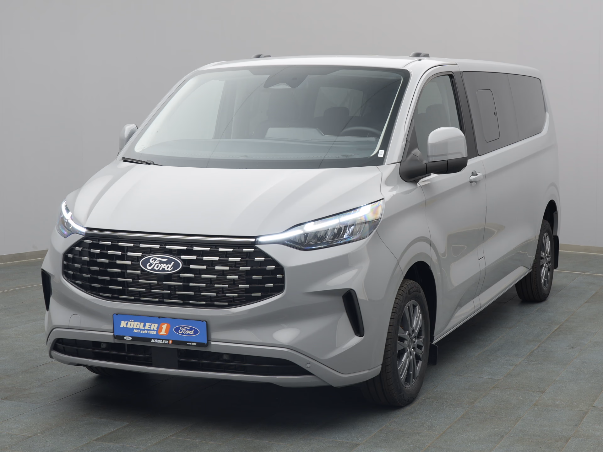 Ford Tourneo Custom Titanium in grau