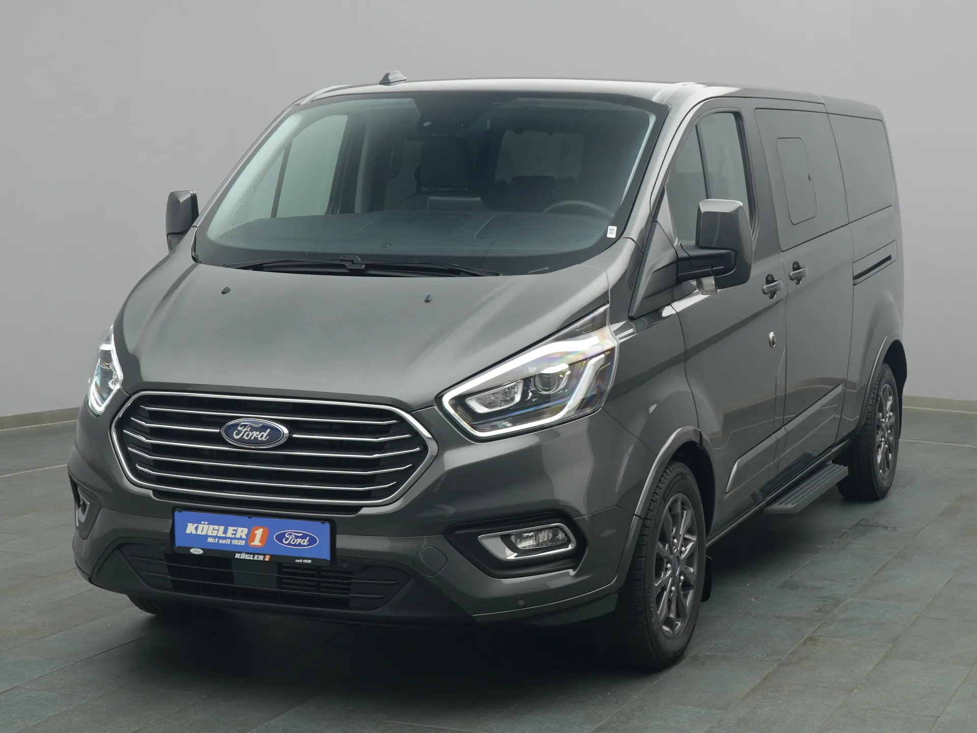 Ford Tourneo Custom in grau