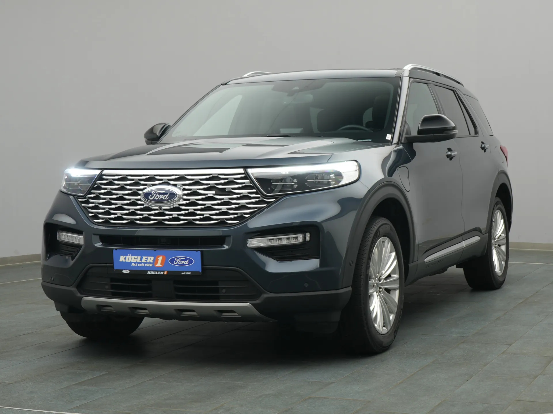 Ford Explorer Platinum in blau