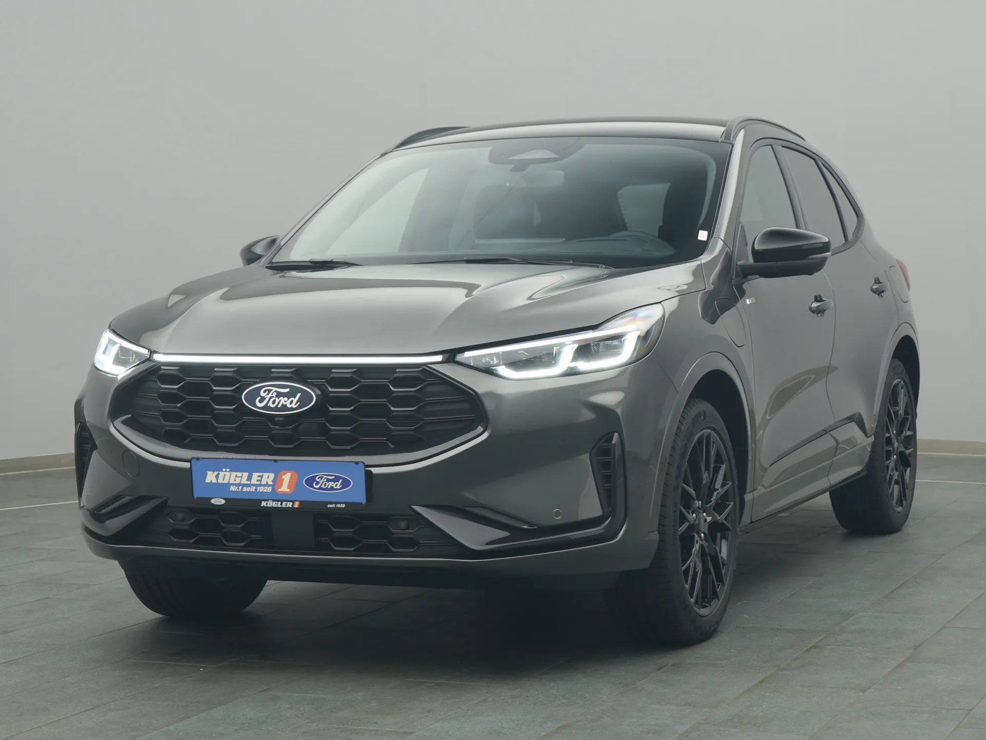 Ford Kuga ST-Line X in grau