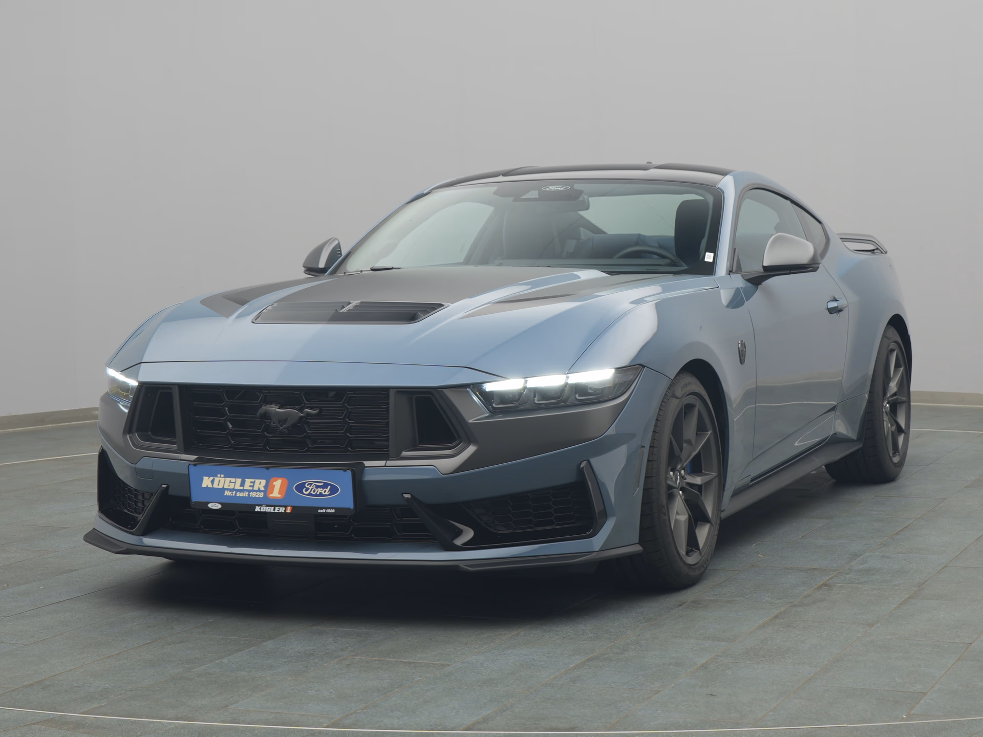 Ford Mustang Dark Horse in blau