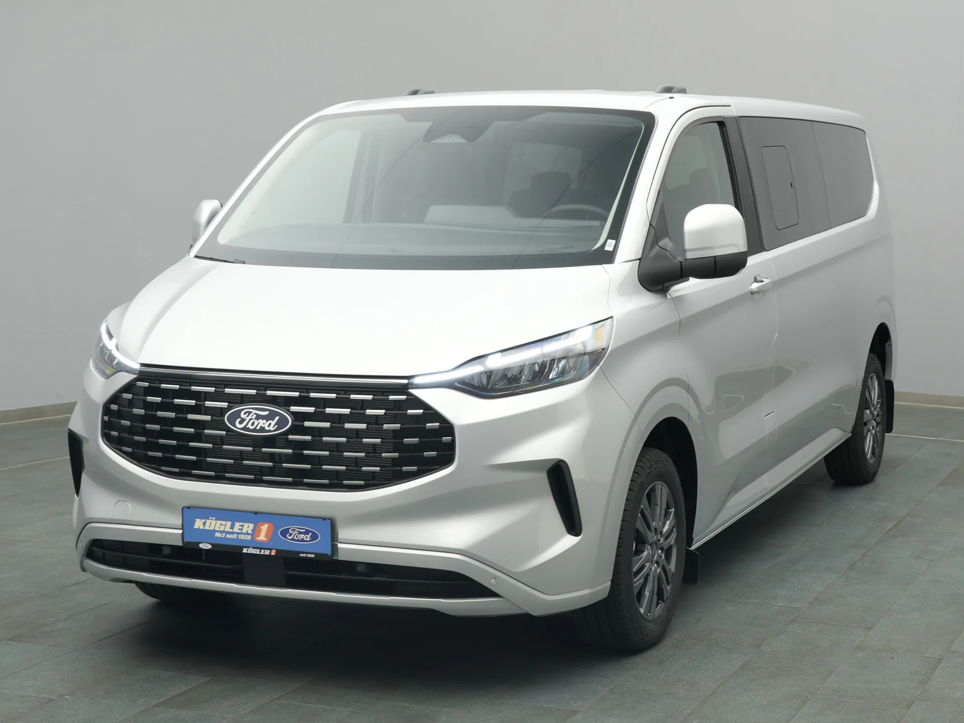 Ford Tourneo Custom Titanium in silber