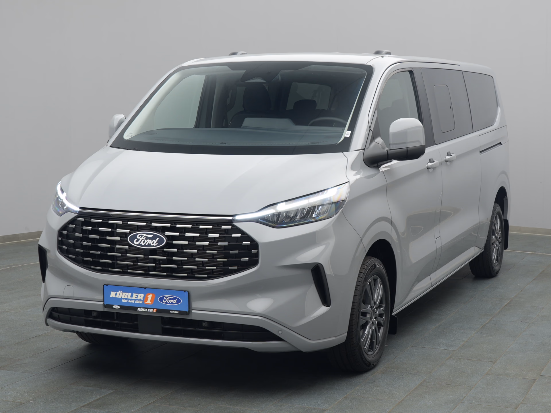 Ford Tourneo Custom Titanium in grau