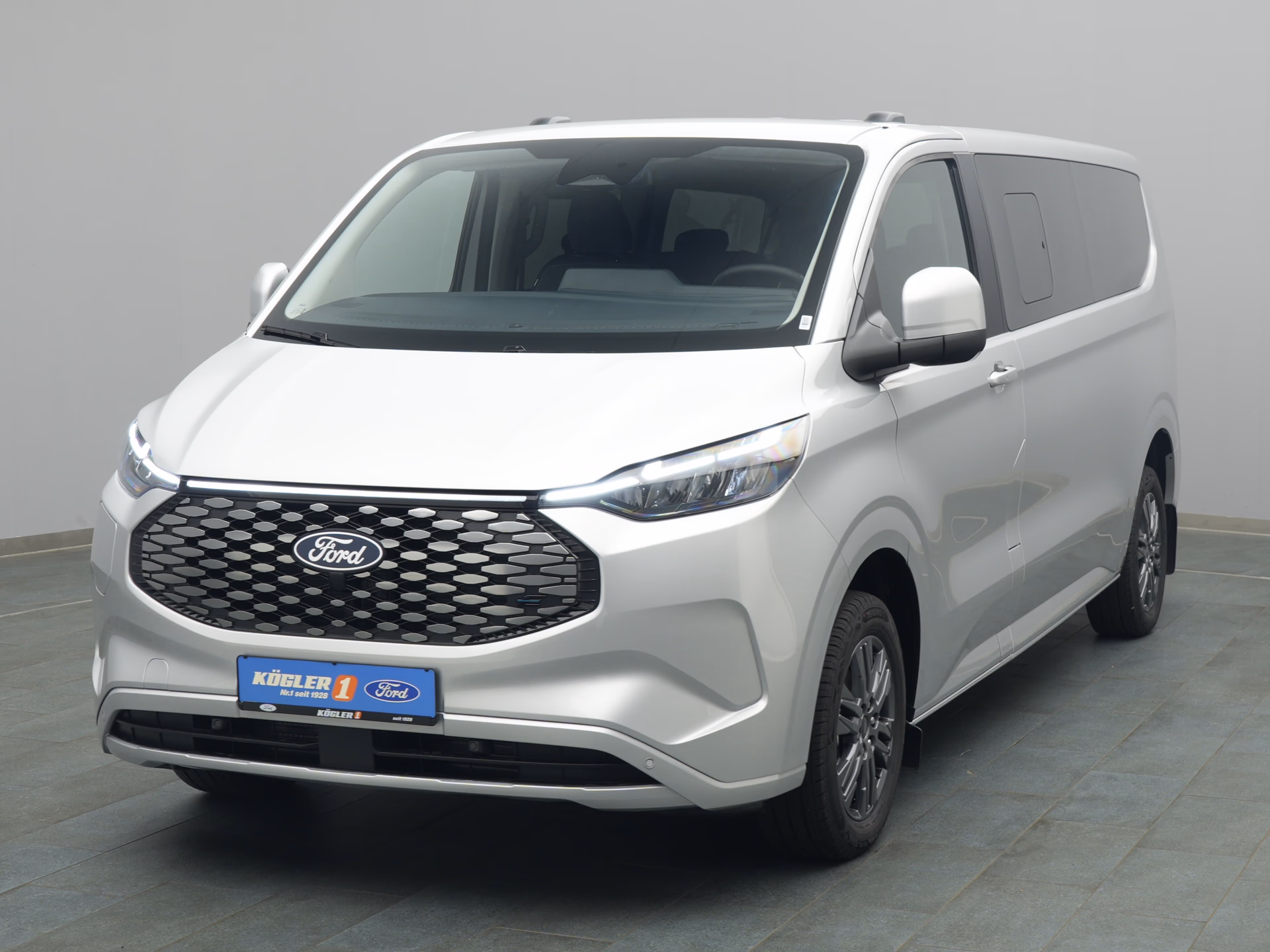 Ford Tourneo Custom Titanium in silber