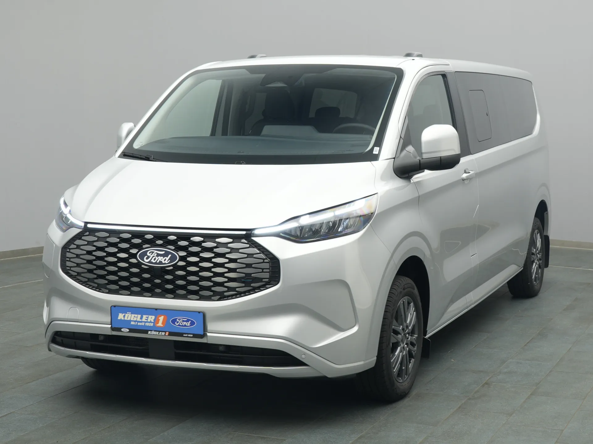 Ford Tourneo Custom Titanium in silber