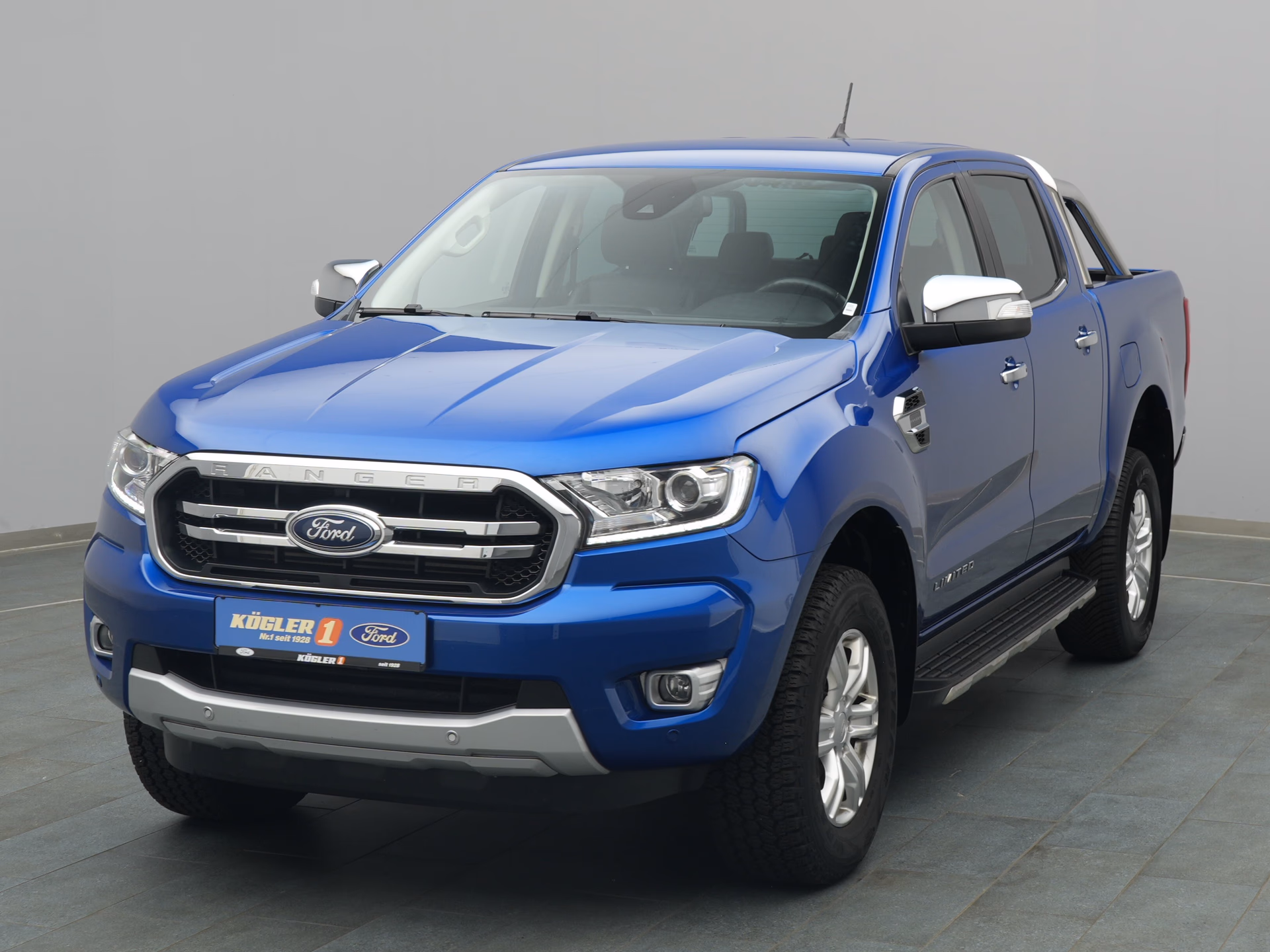 Ford Ranger DoKa Limited in blau
