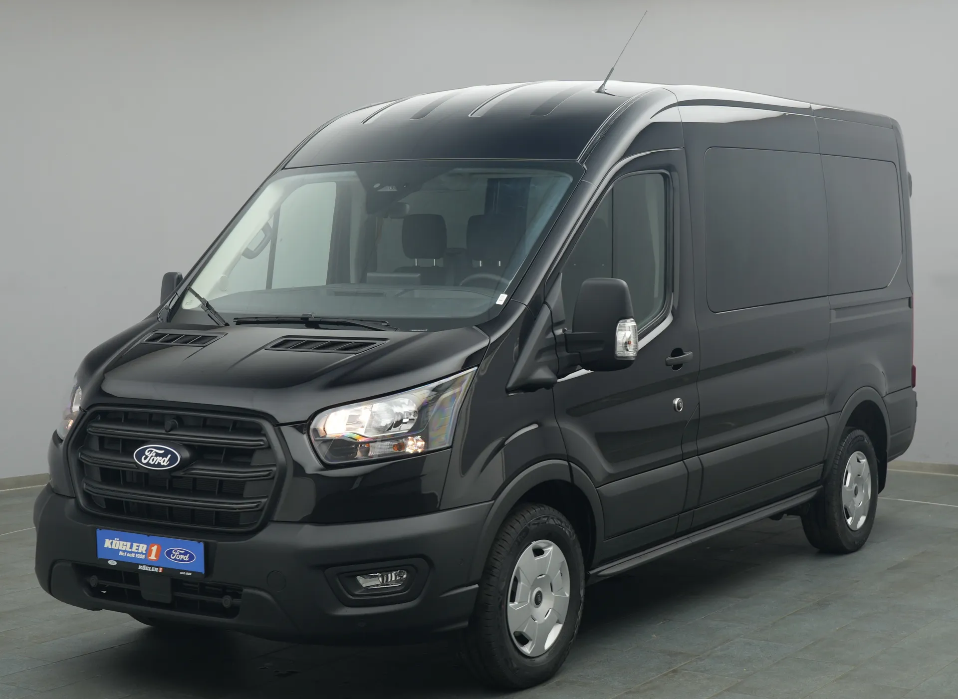 Ford Transit Kombi in schwarz