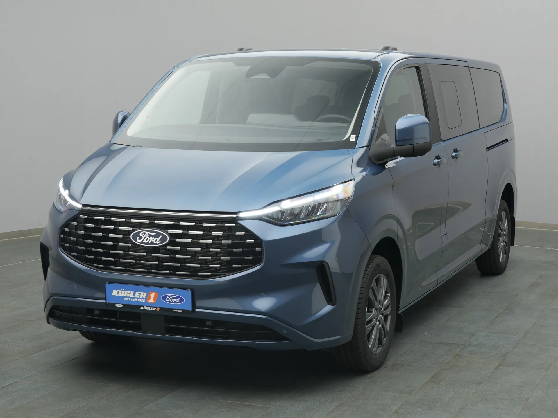 Ford Tourneo Custom Titanium in blau