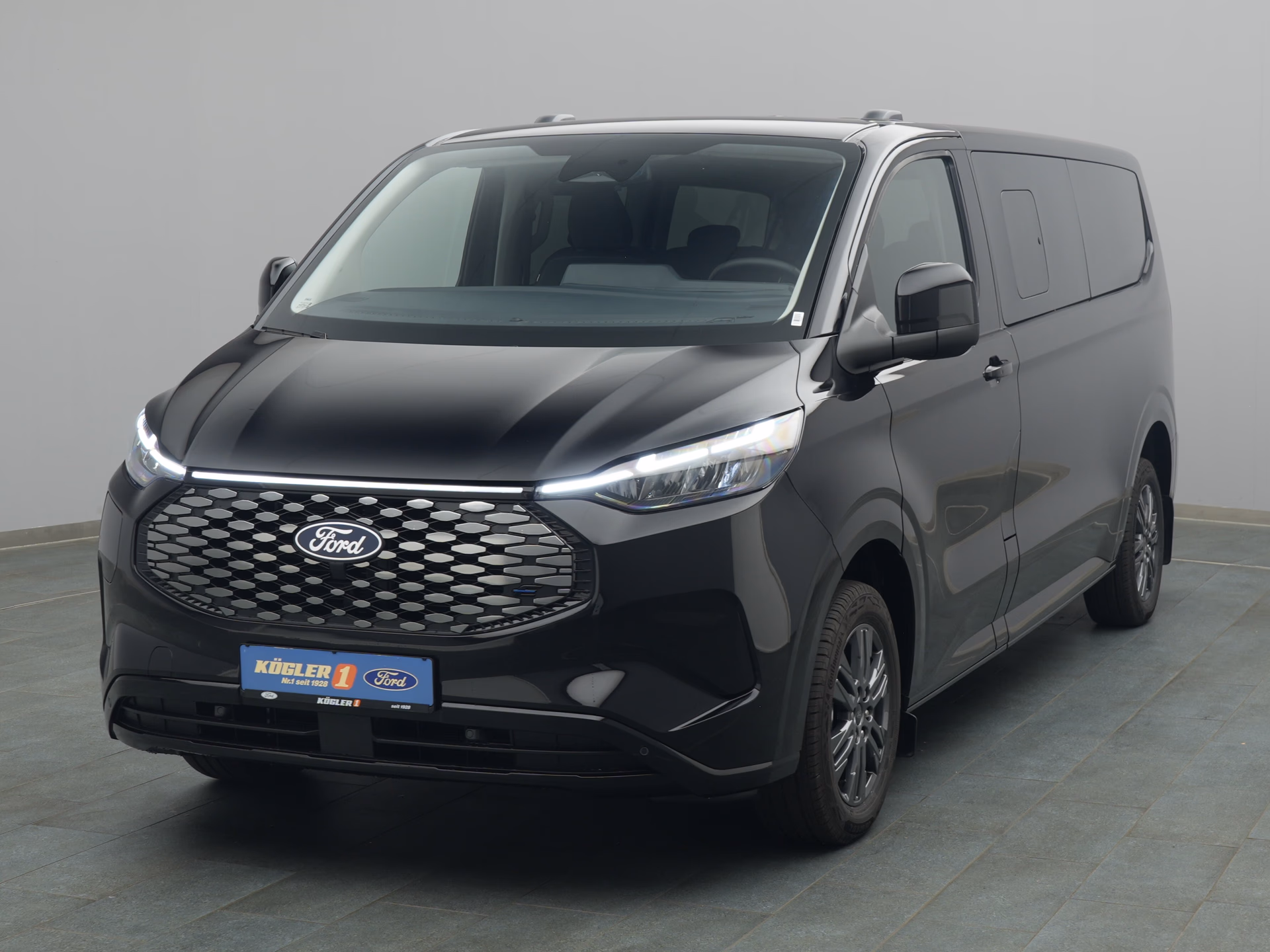 Ford Tourneo Custom Titanium in schwarz