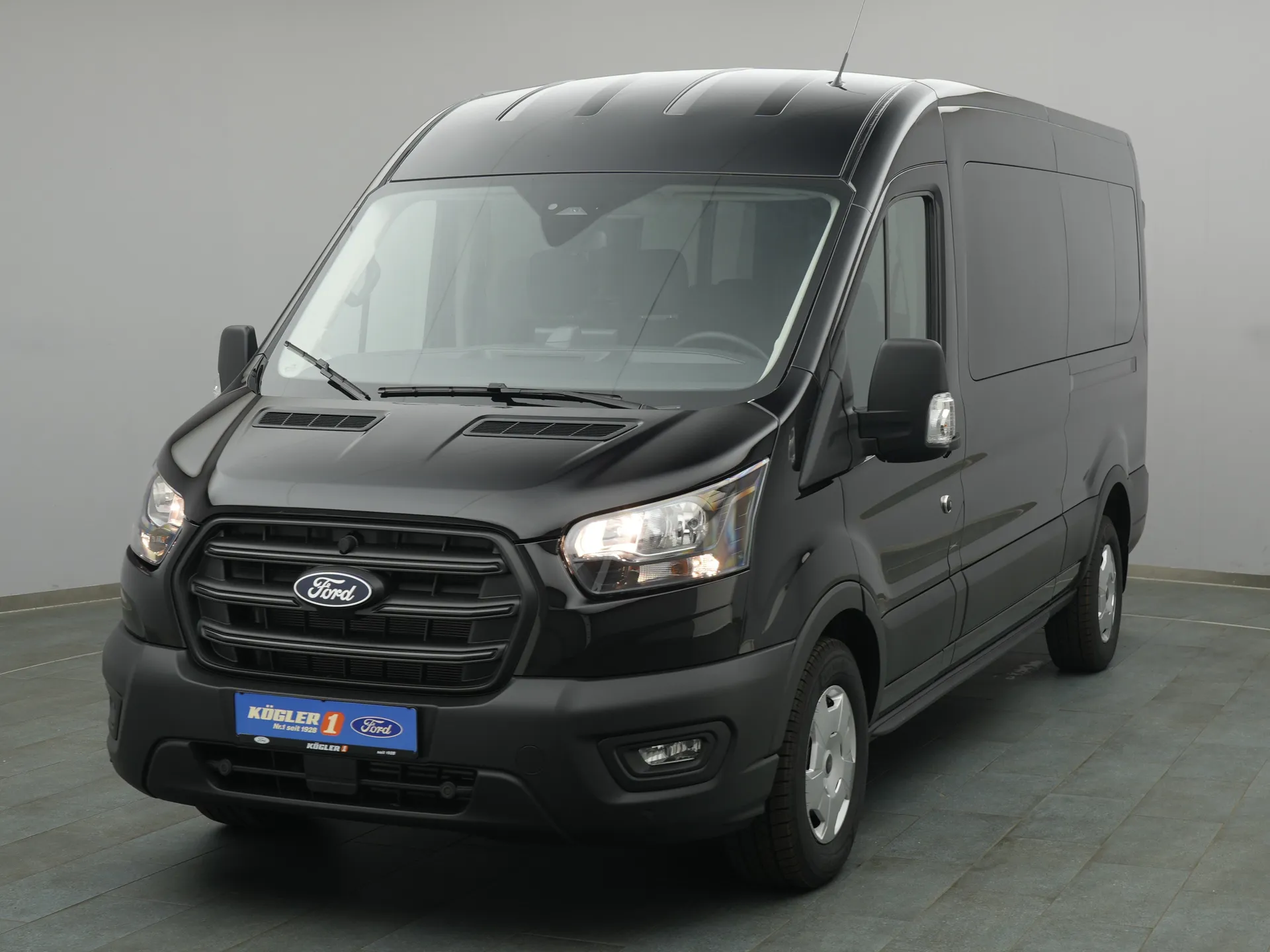 Ford Transit Kombi in schwarz