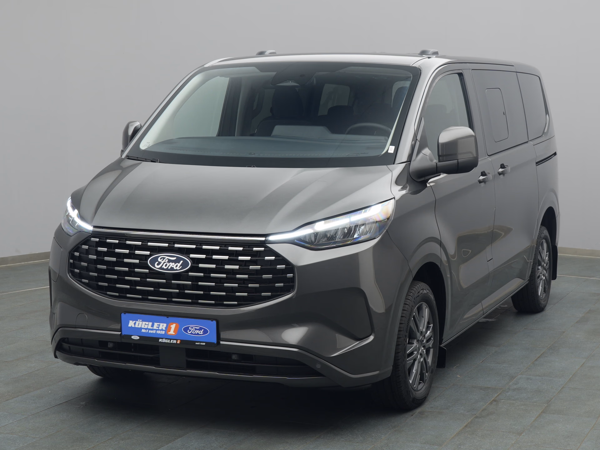 Ford Tourneo Custom Titanium in grau