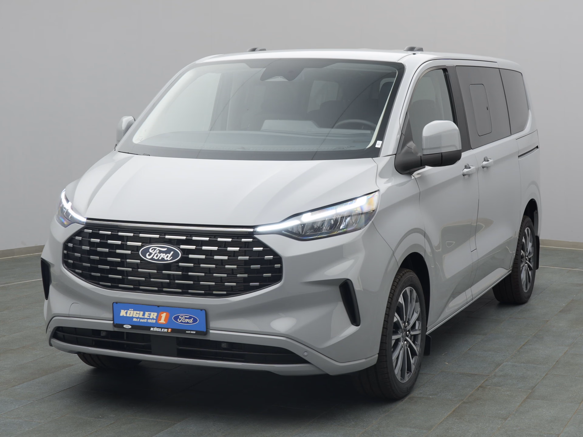 Ford Tourneo Custom Titanium in grau