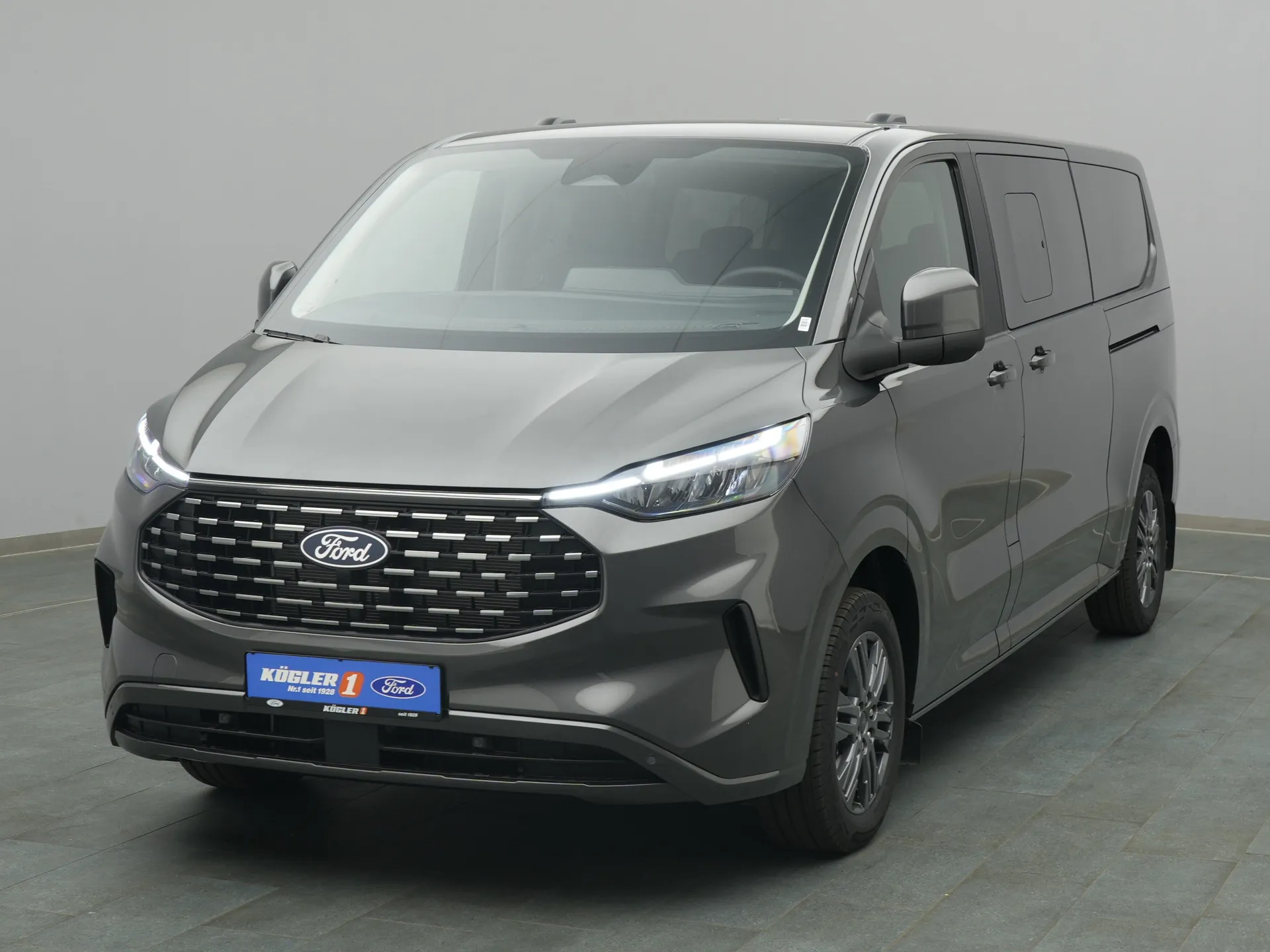 Ford Tourneo Custom Kombi in grau