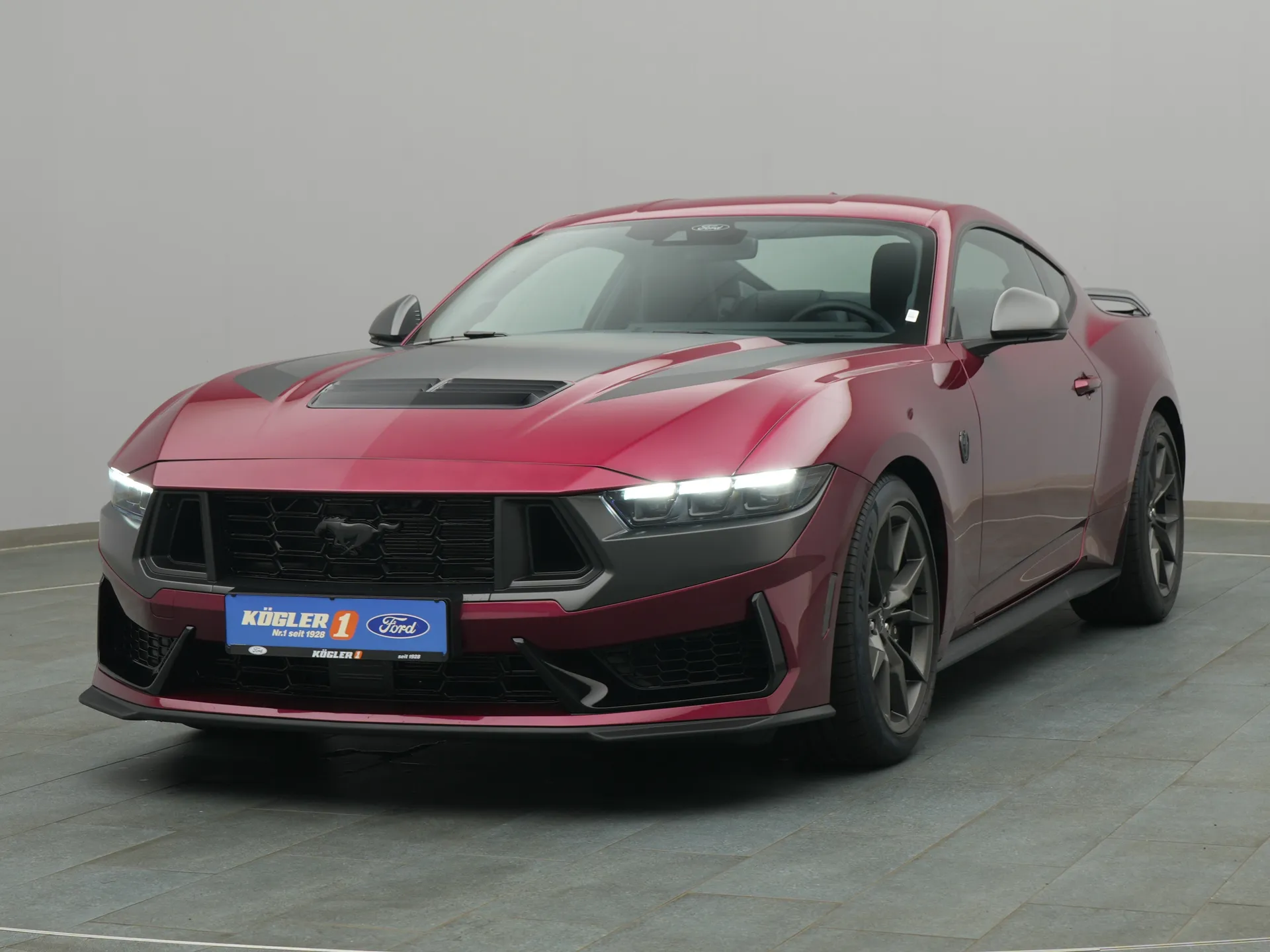 Ford Mustang Dark Horse in rot