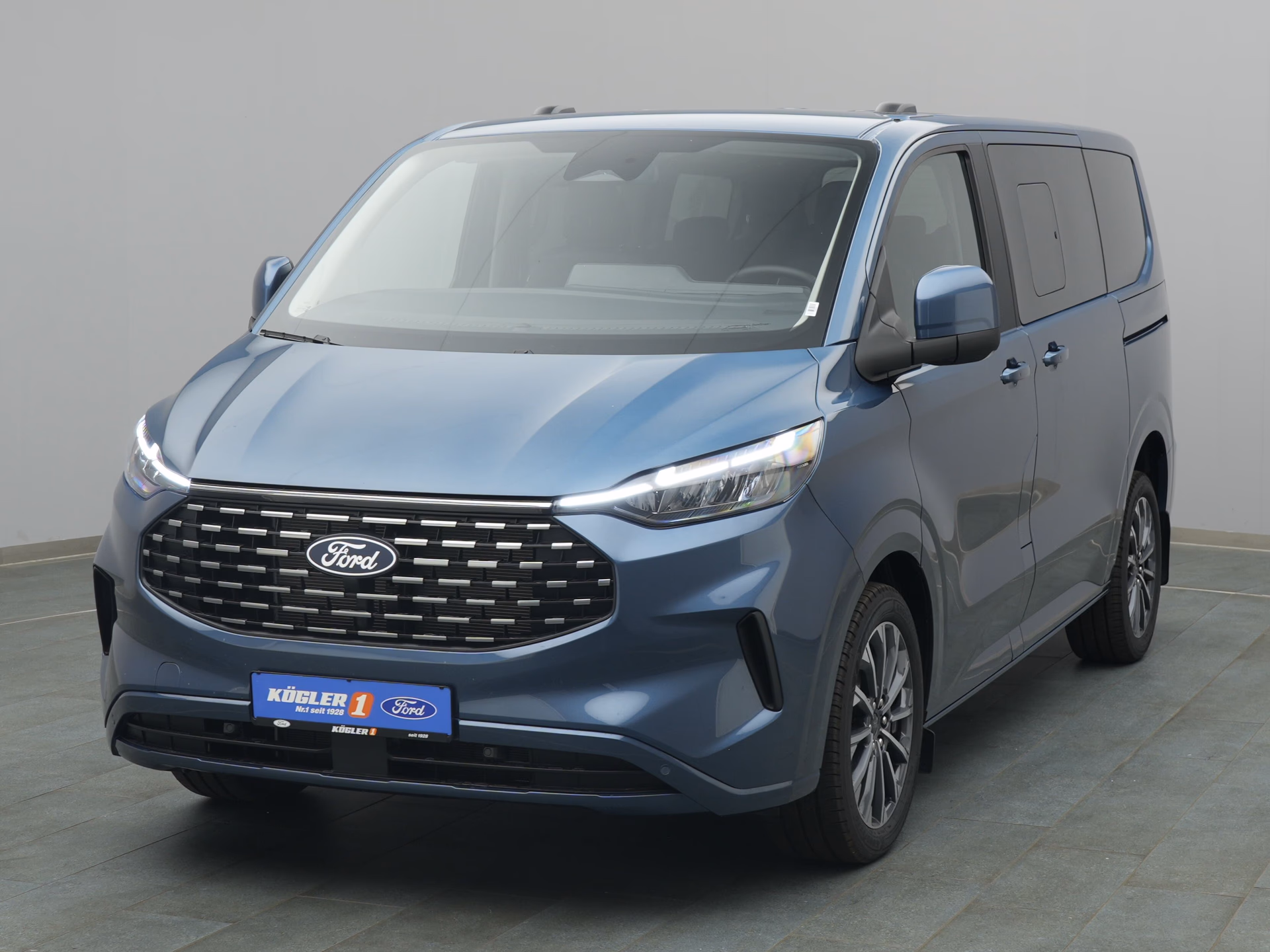 Ford Tourneo Custom Titanium in blau