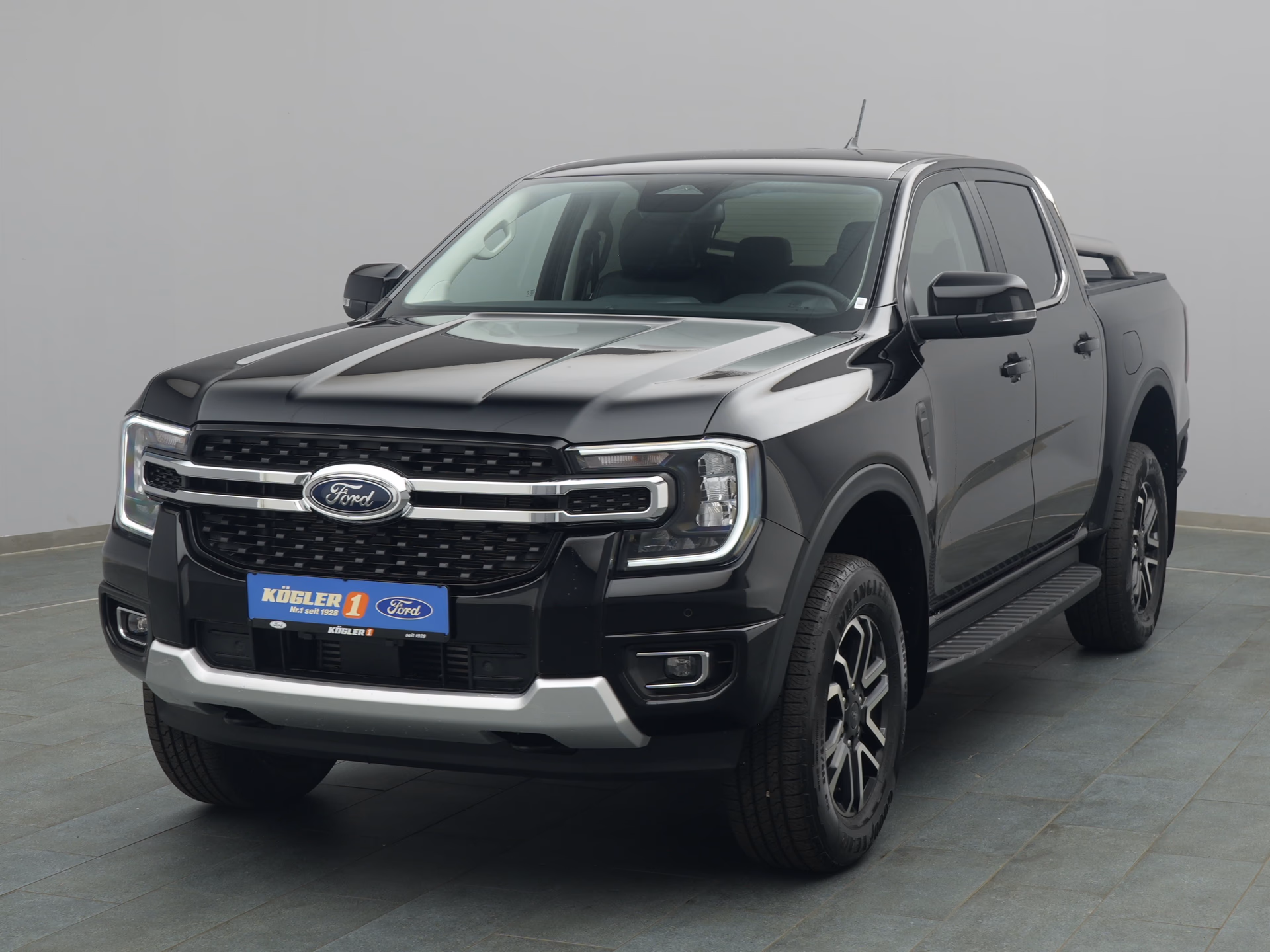Ford Ranger DoKa Limited in schwarz