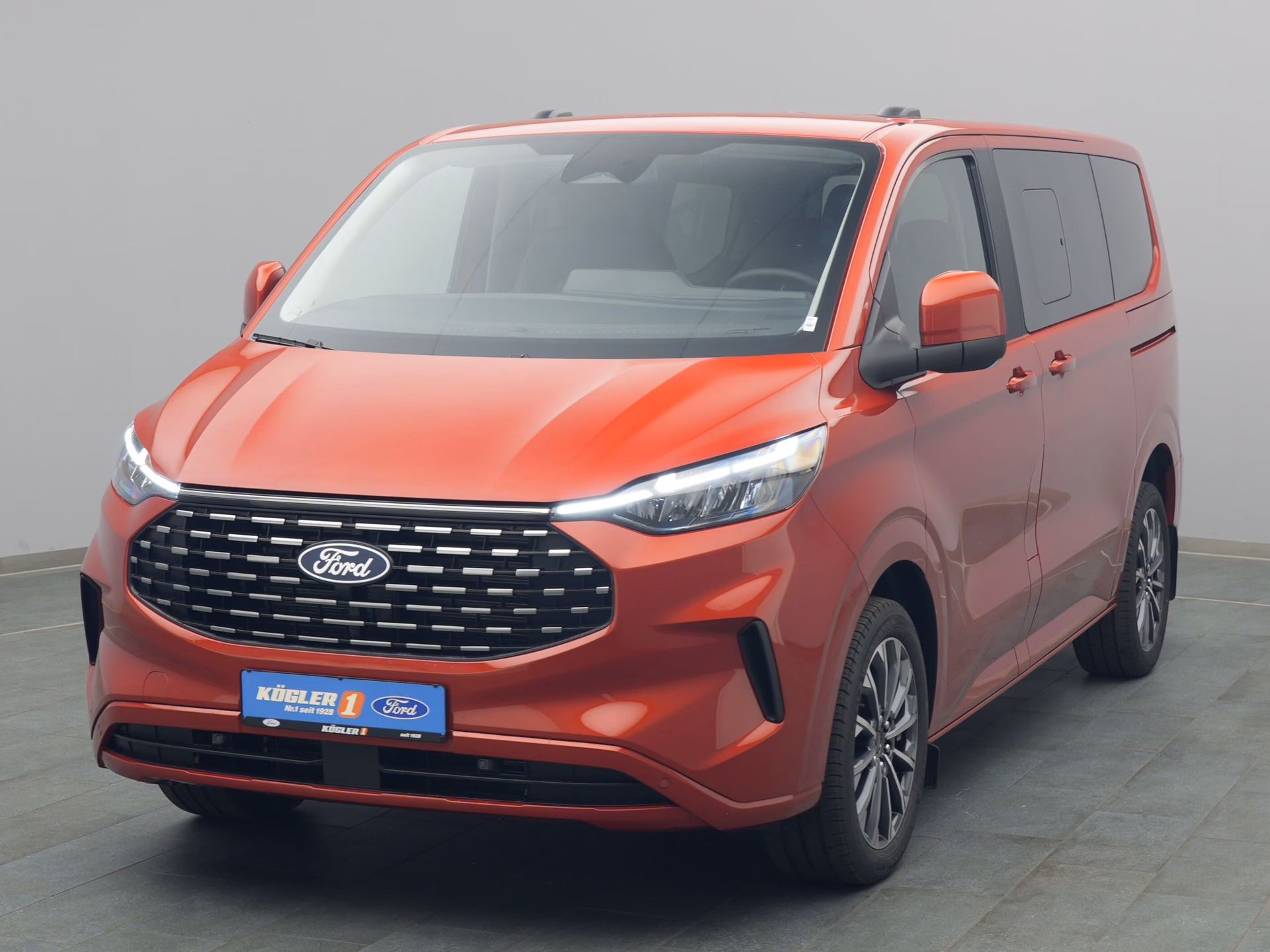 Ford Tourneo Custom Titanium in rot