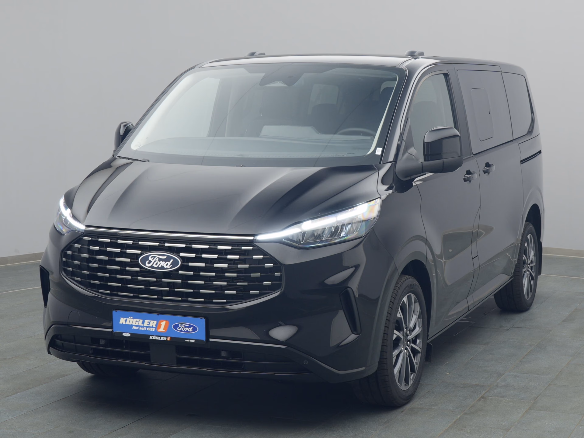 Ford Tourneo Custom Titanium in schwarz