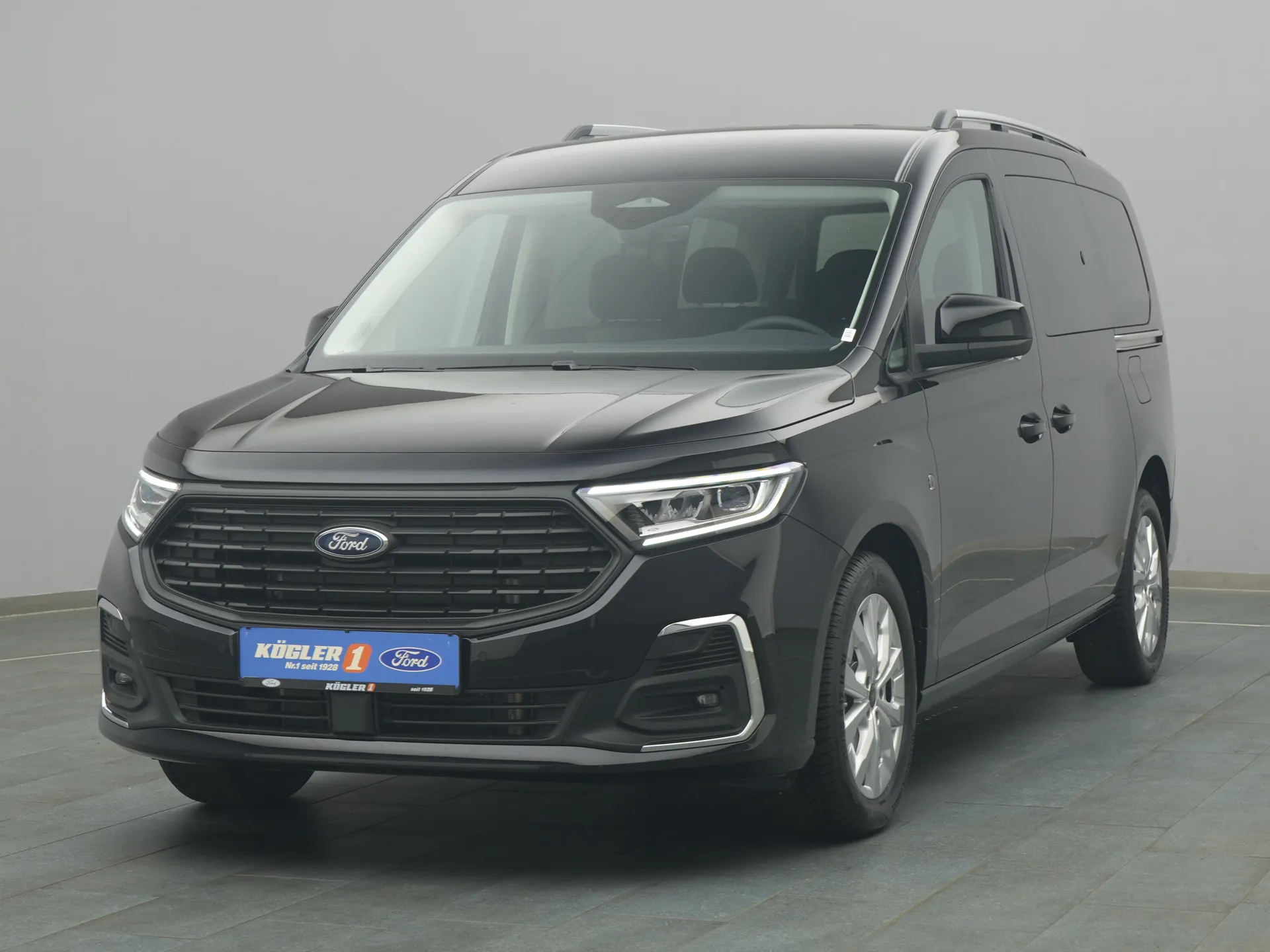 Ford Grand Tourneo in schwarz