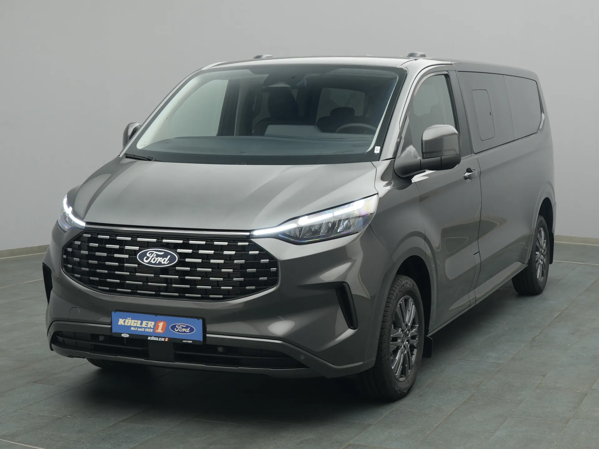Ford Tourneo Custom in grau