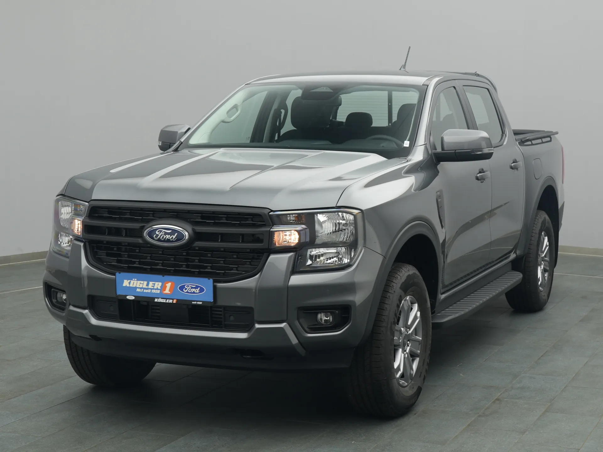 Ford Ranger DoKa XLT in grau