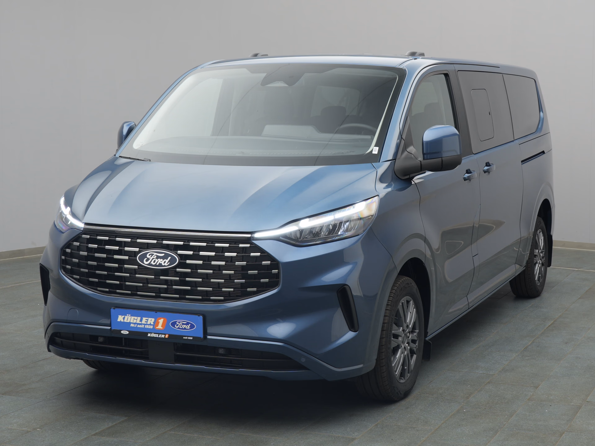 Ford Tourneo Custom Titanium in blau